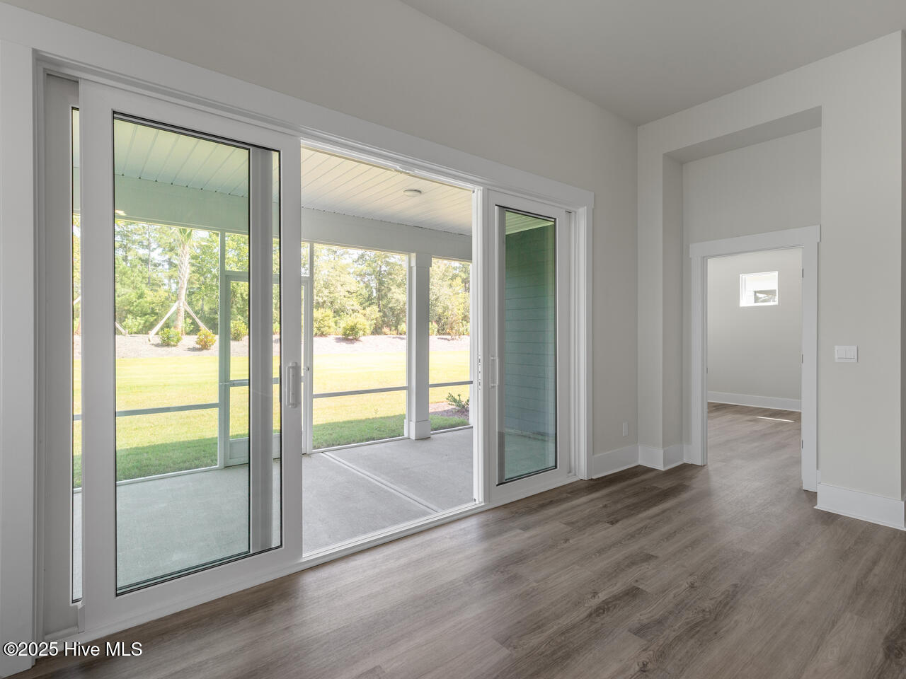 100544073 | Photo 14