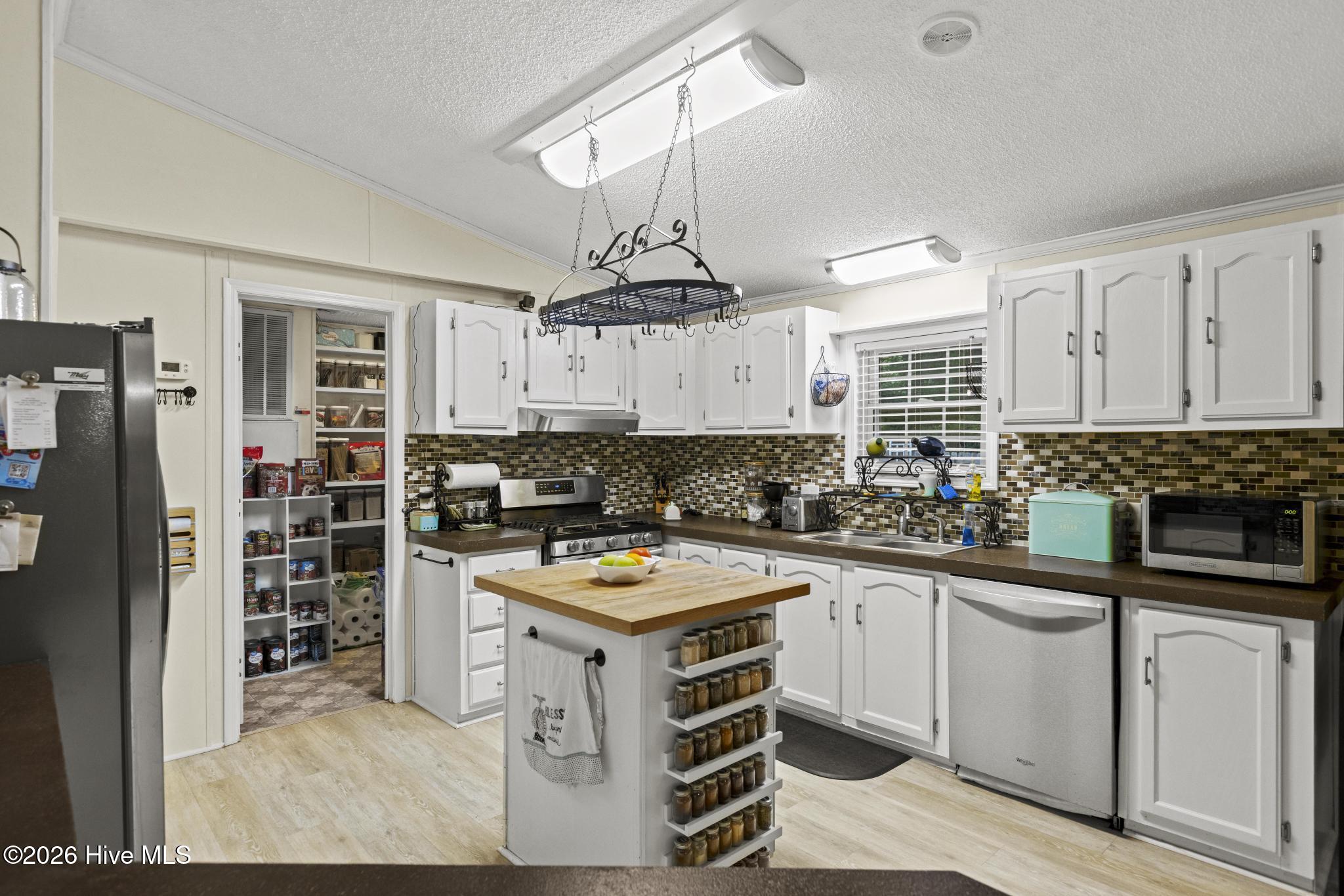 408 Quailridge Court,Peletier