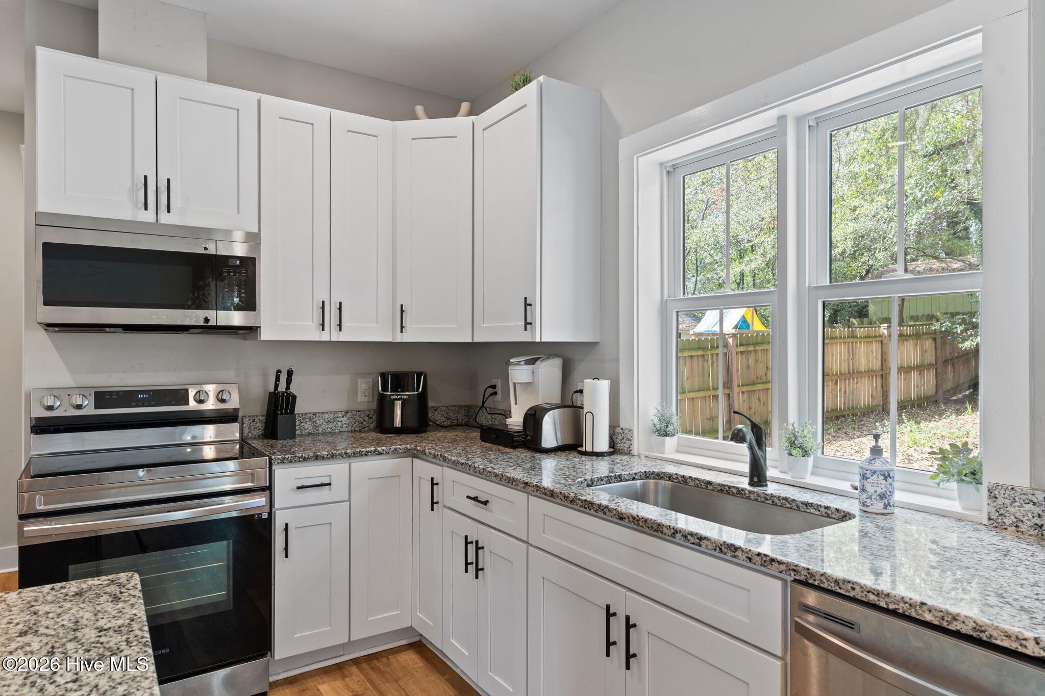 100556827 | Photo 13