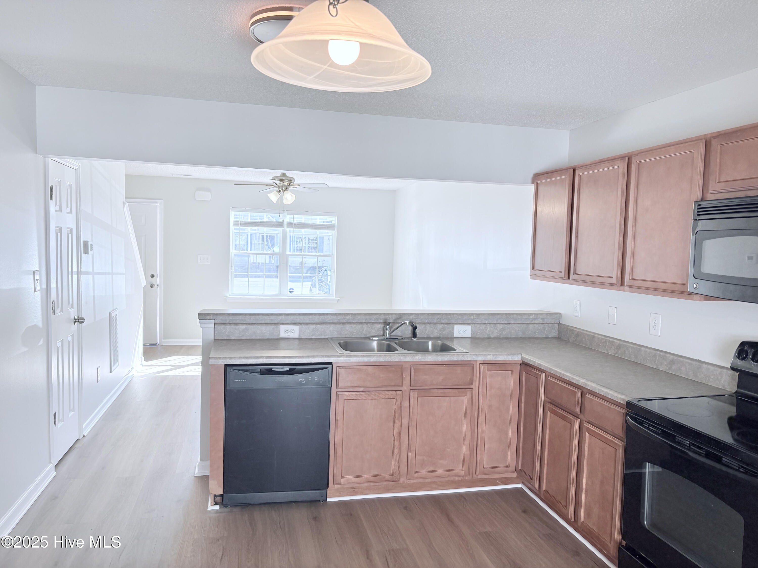 100542768 | Photo 12