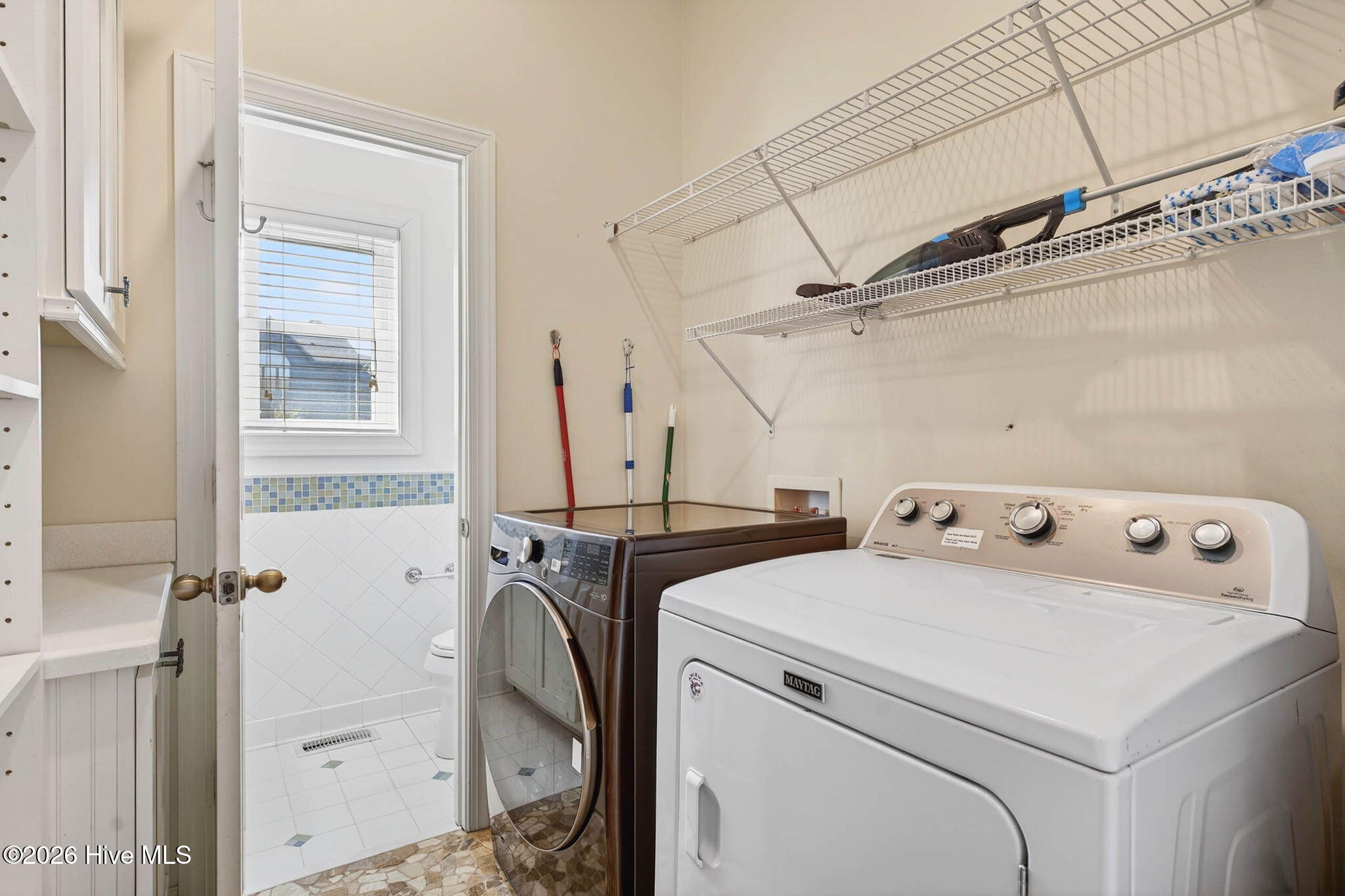 100563244 | Photo 76