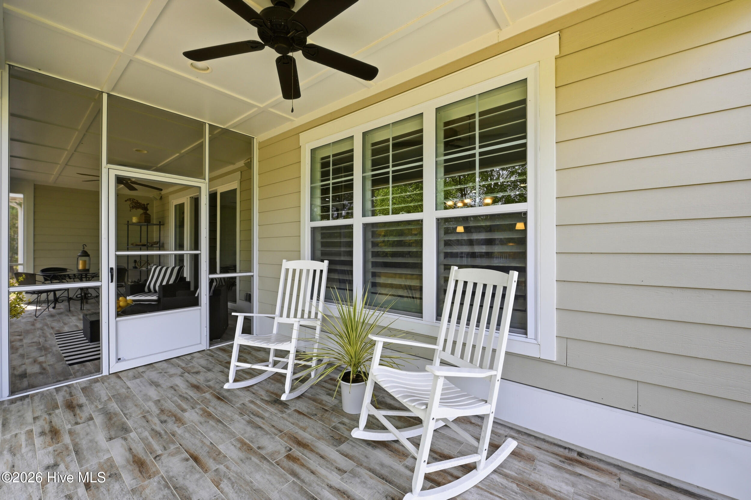 100567855 | Photo 51