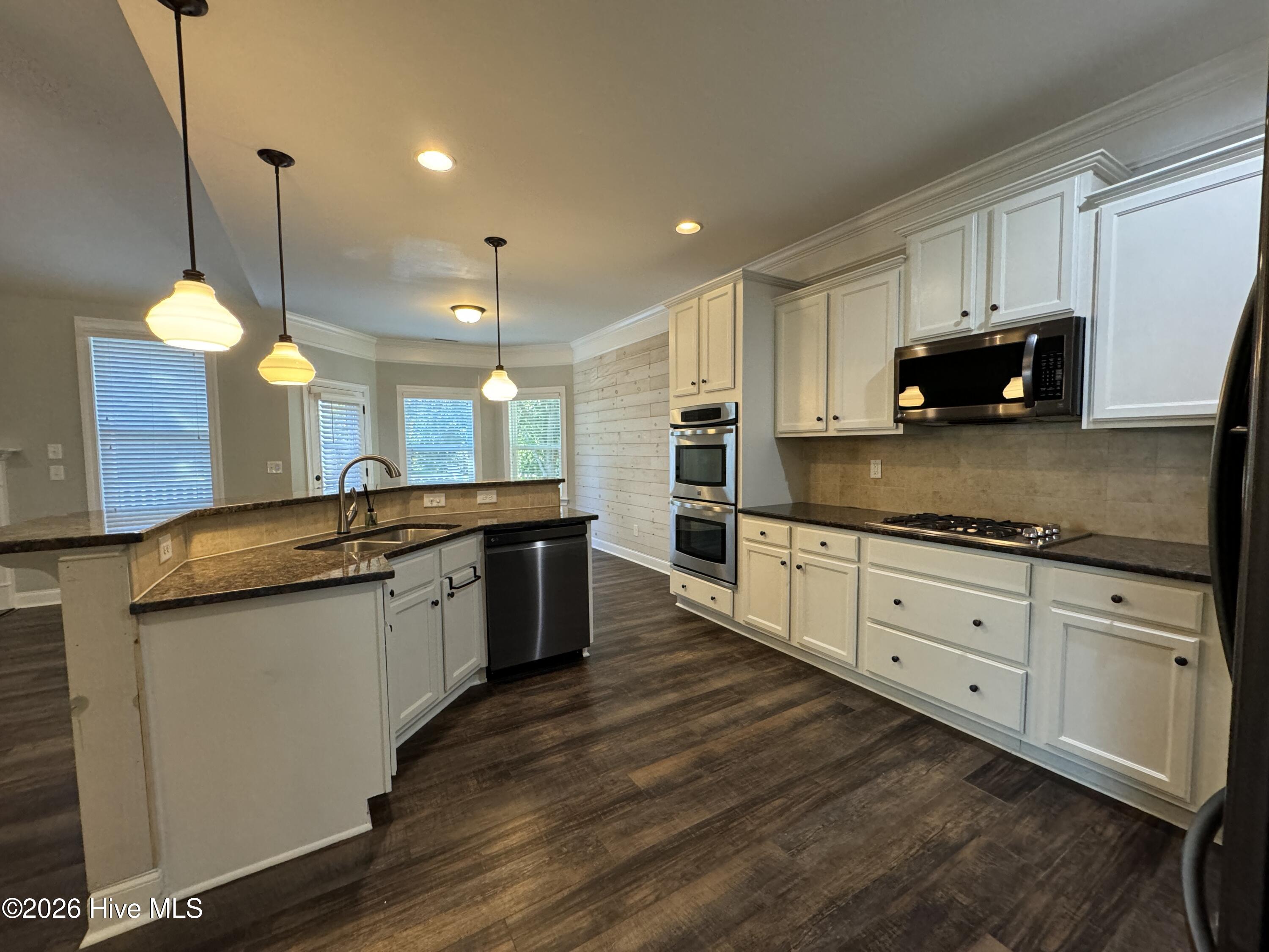 100568585 | Photo 11