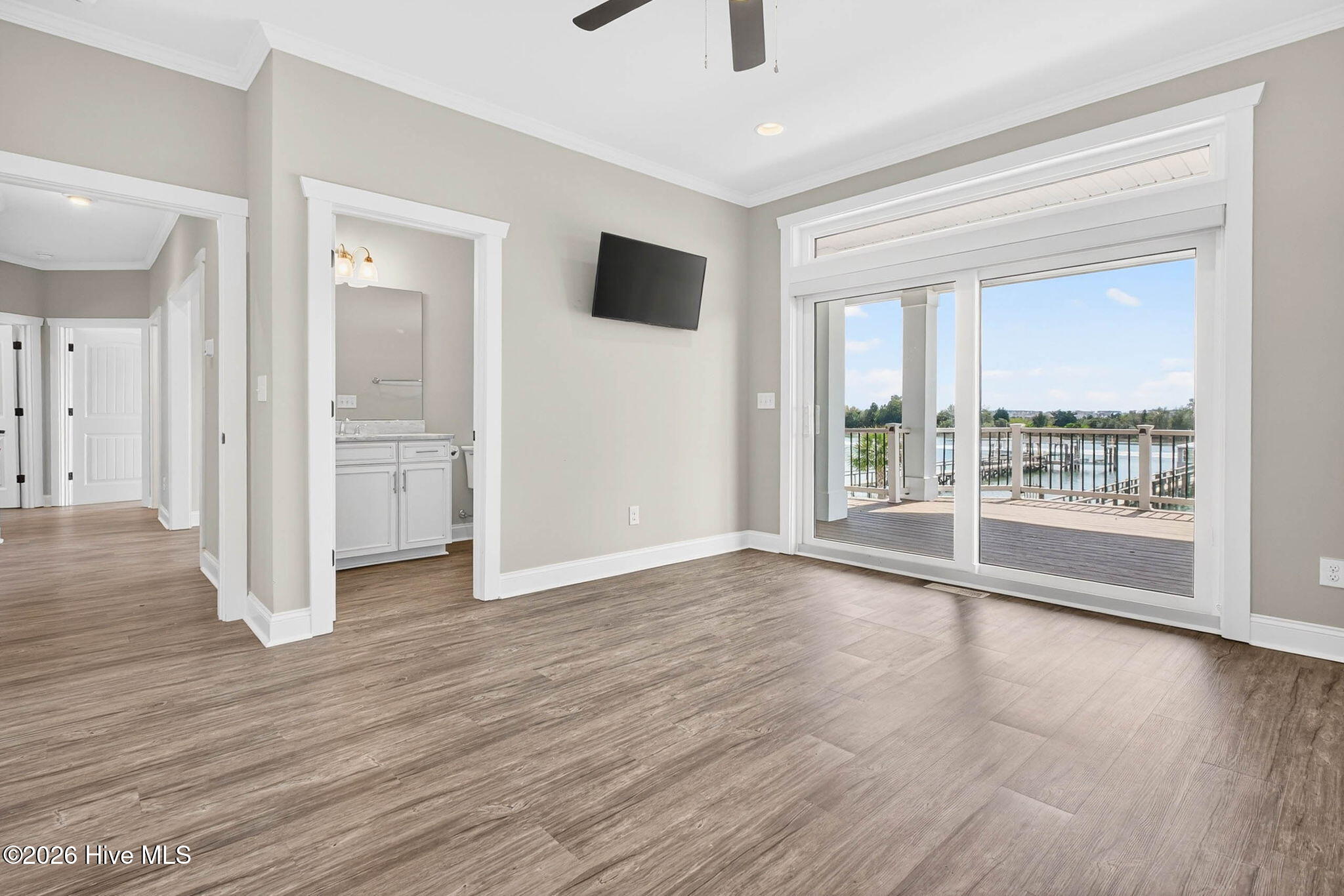 100563982 | Photo 46