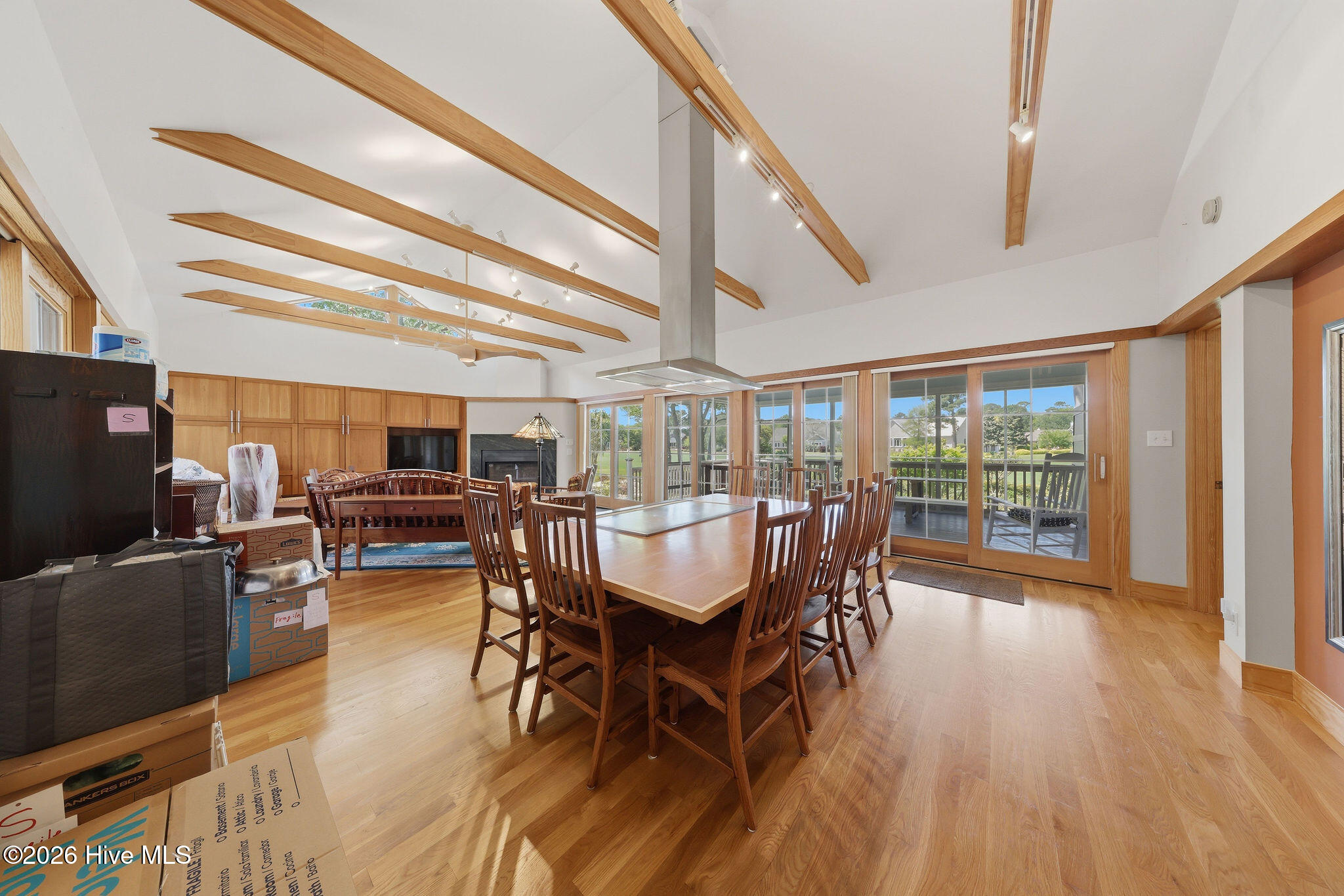 100569152 | Photo 22