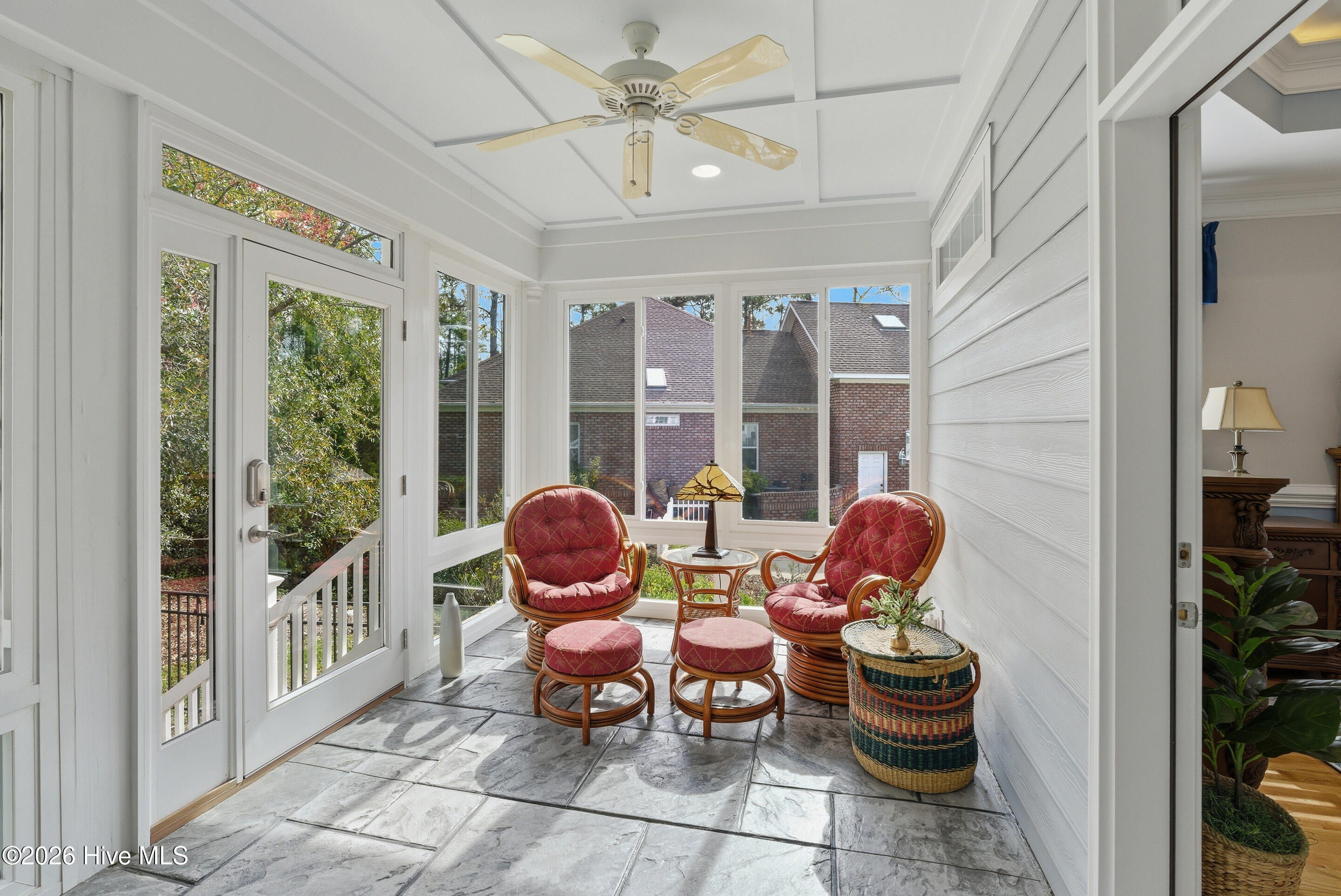 100563976 | Photo 25