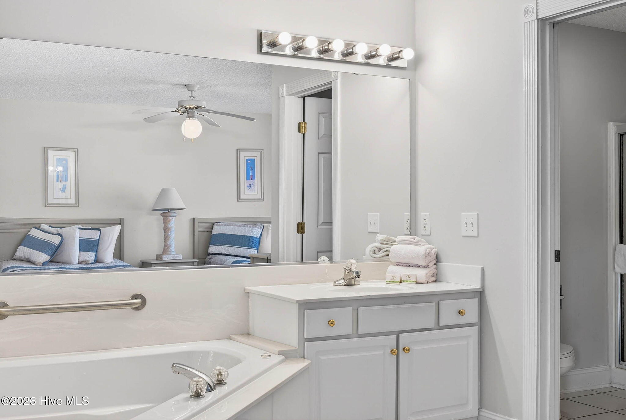 100561901 | Photo 25