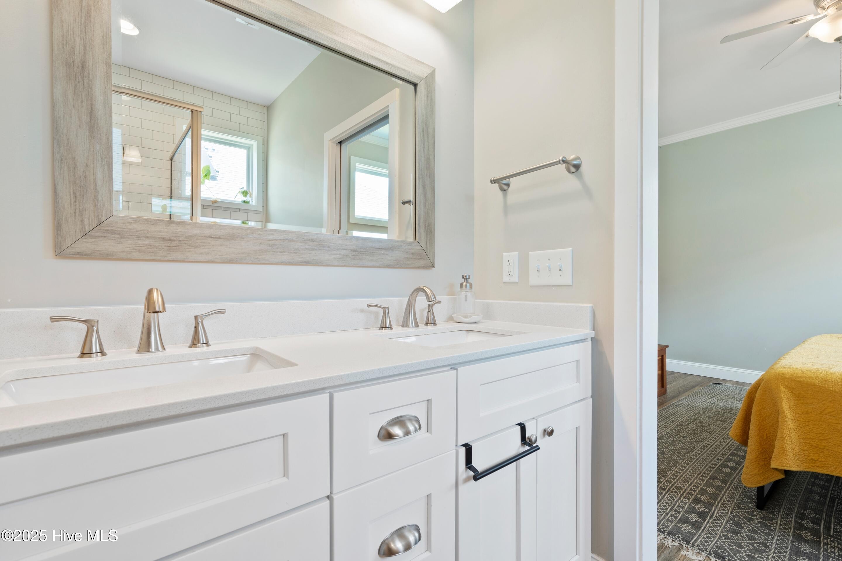 100567642 | Photo 23