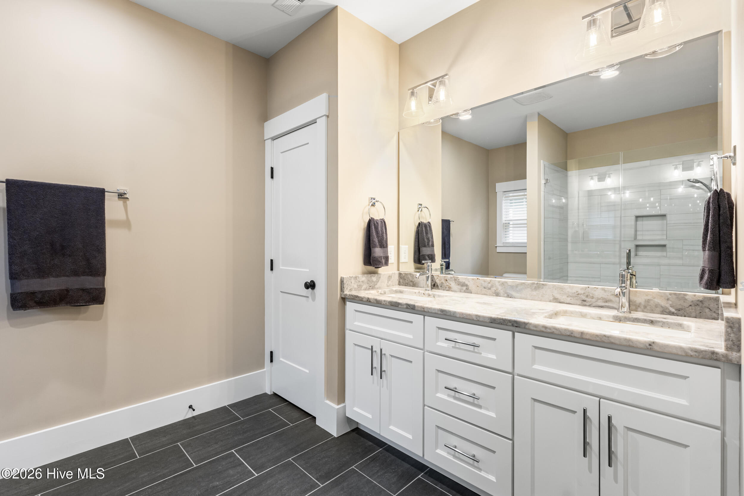 100559933 | Photo 14