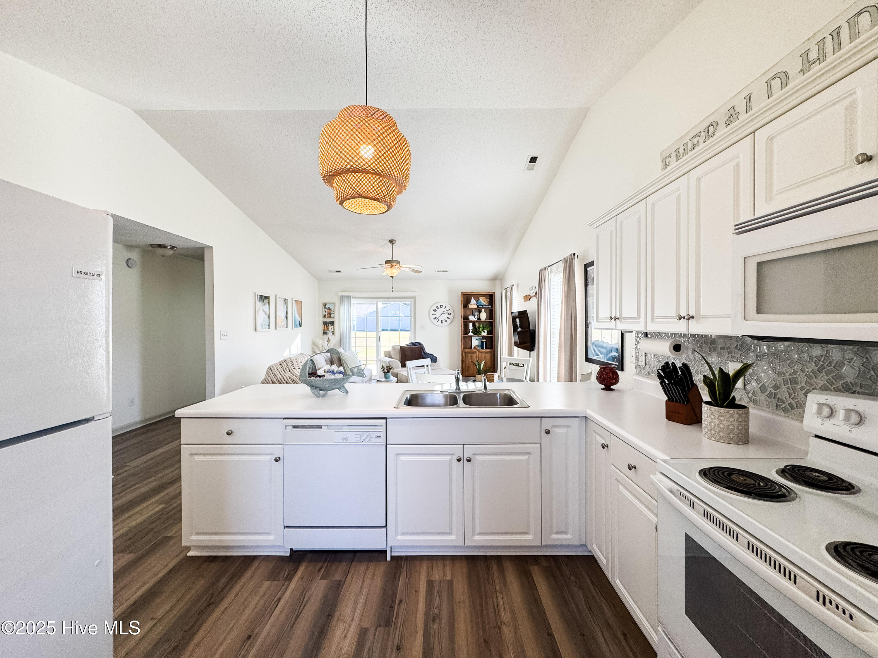 100541804 | Photo 11