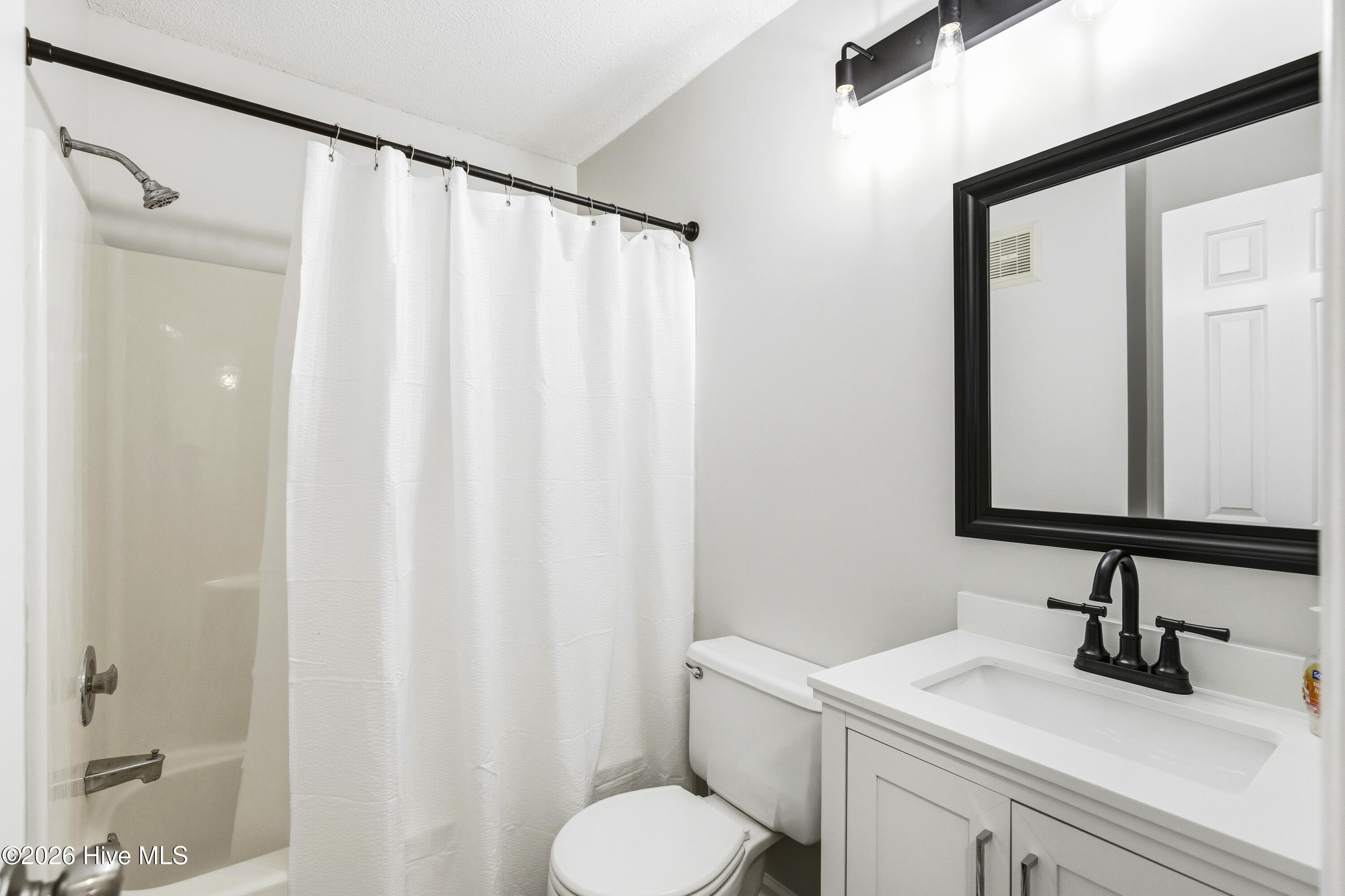 100567945 | Photo 15