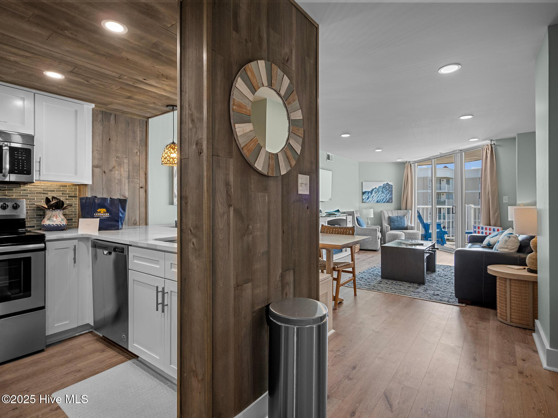 100518726 | Photo 14