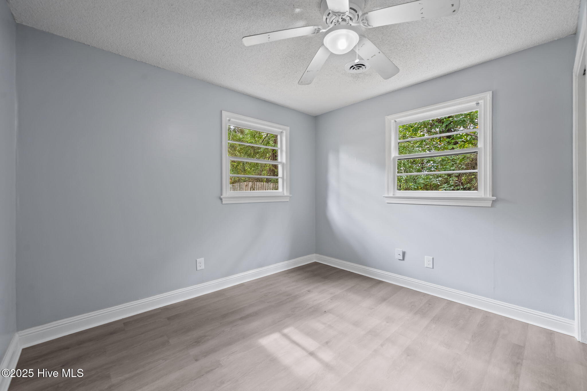 100536002 | Photo 23