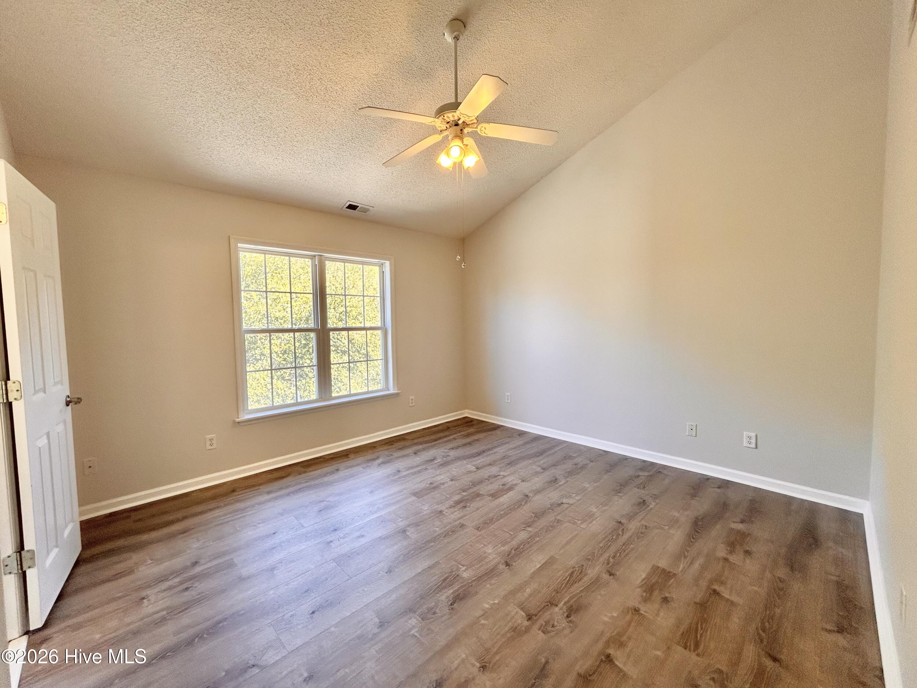 100564341 | Photo 24