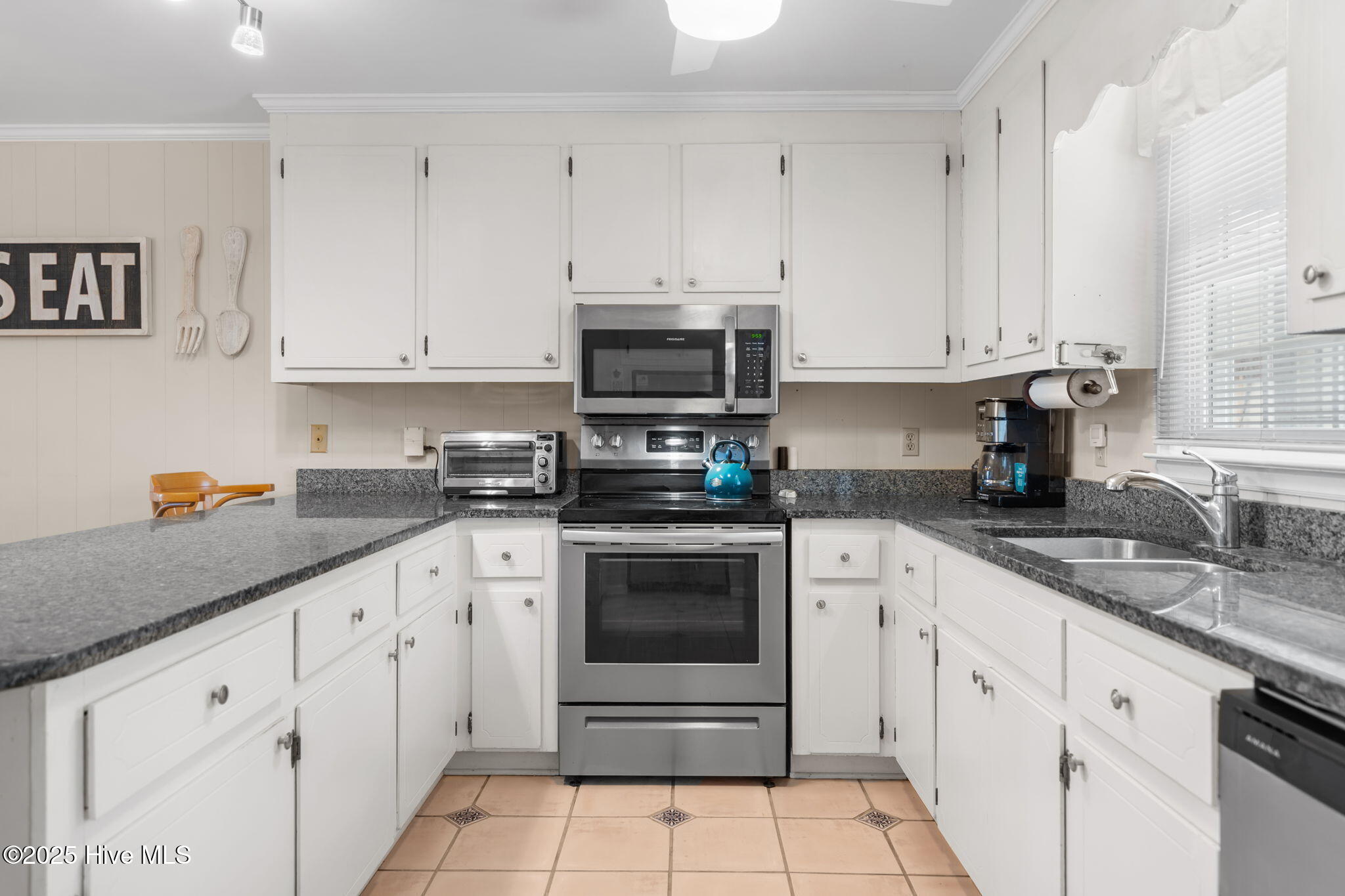 100537685 | Photo 16