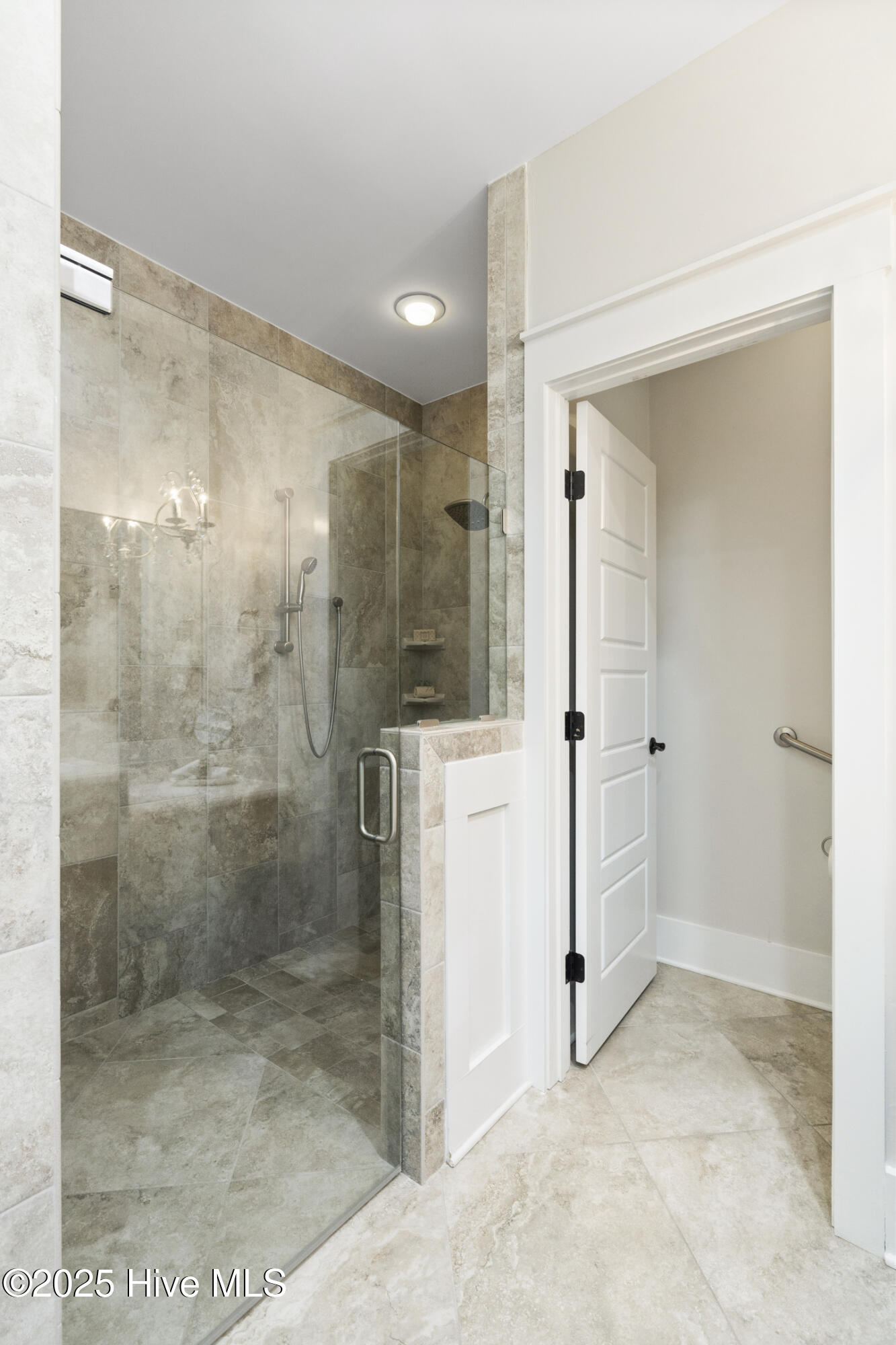 100497870 | Photo 24