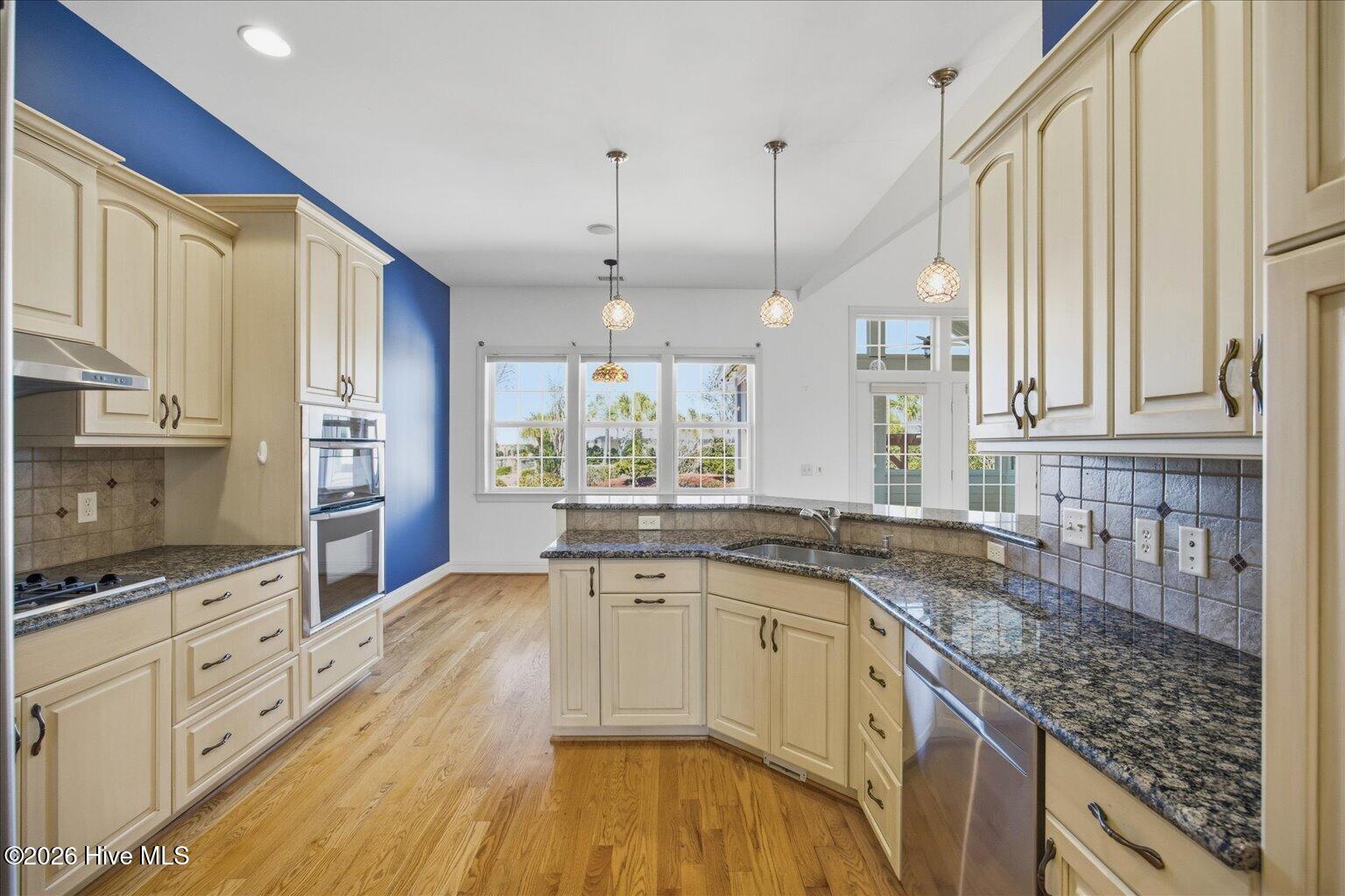 100557521 | Photo 15