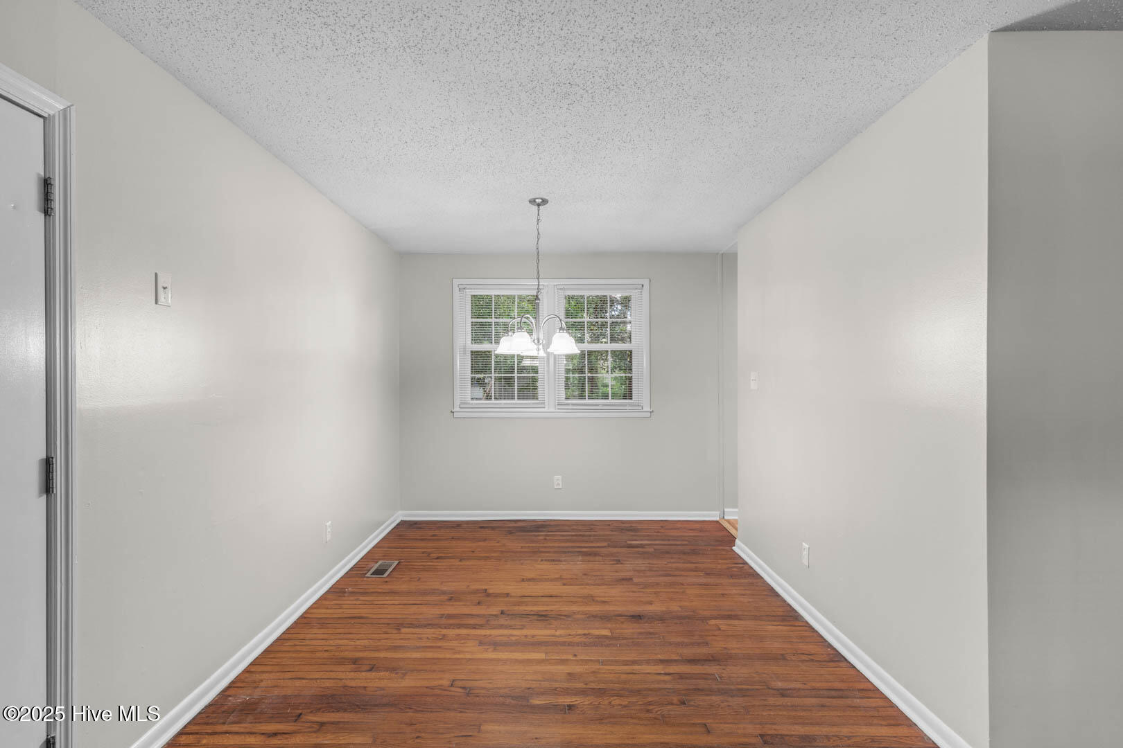 100526700 | Photo 13