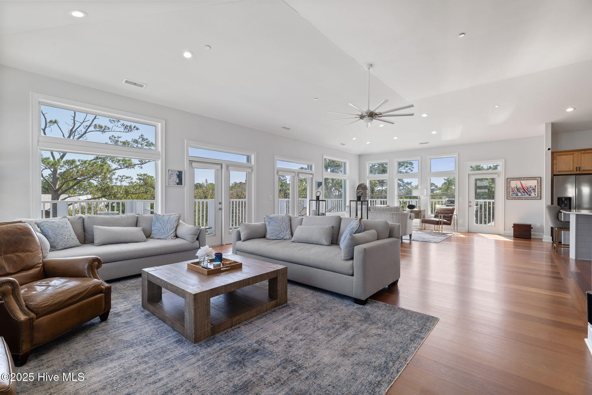 100548263 | Photo 19