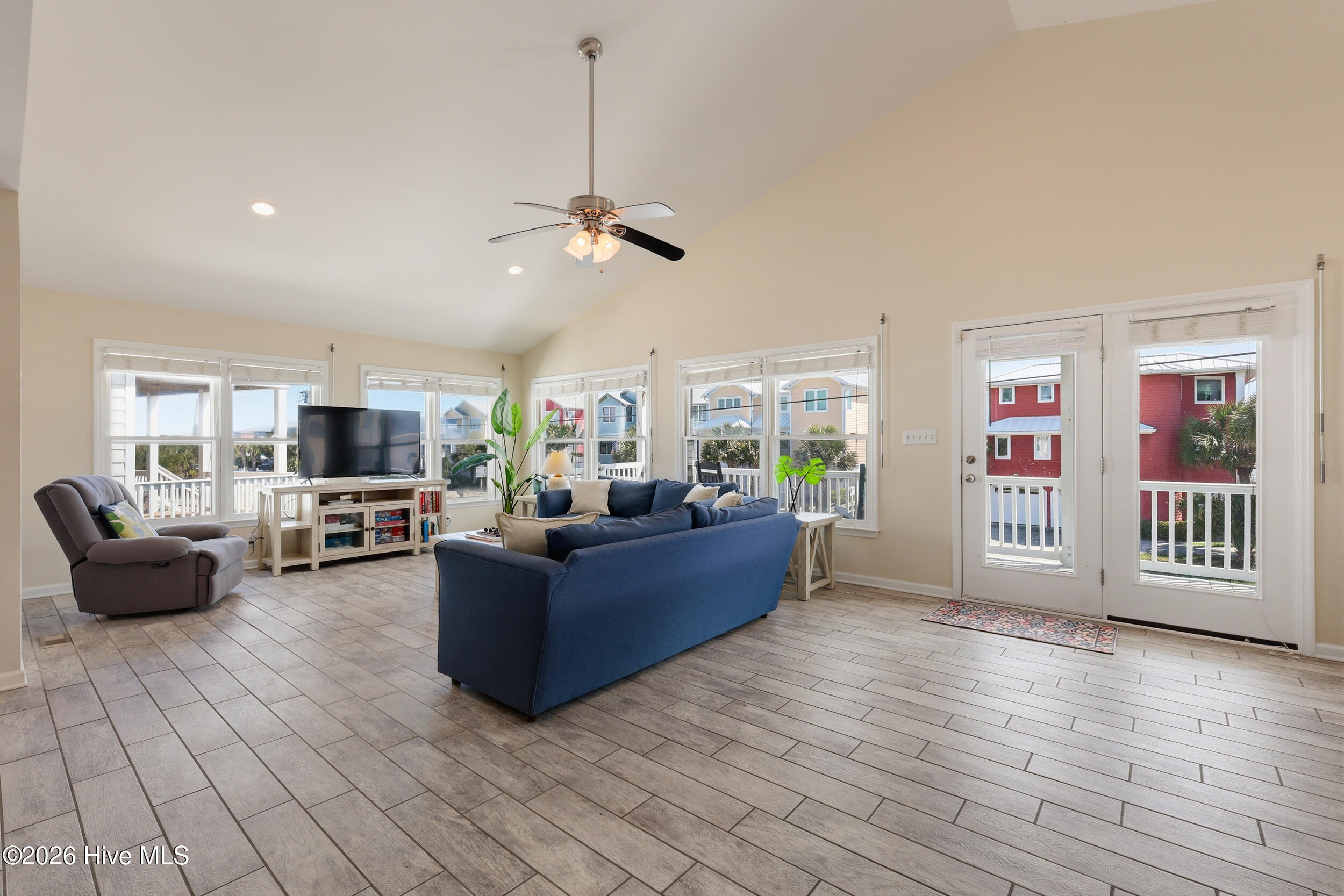 100561472 | Photo 12