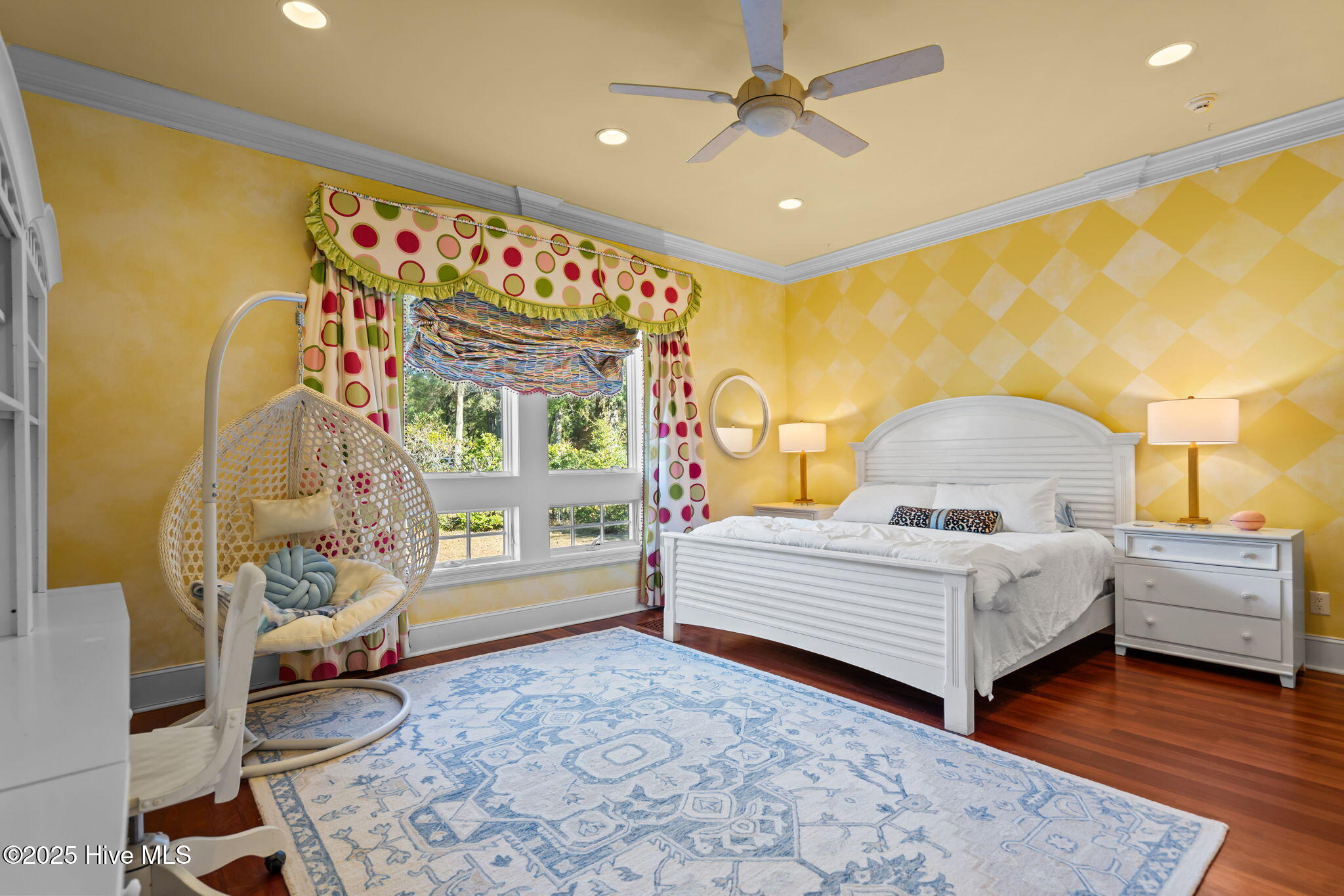 100547936 | Photo 51