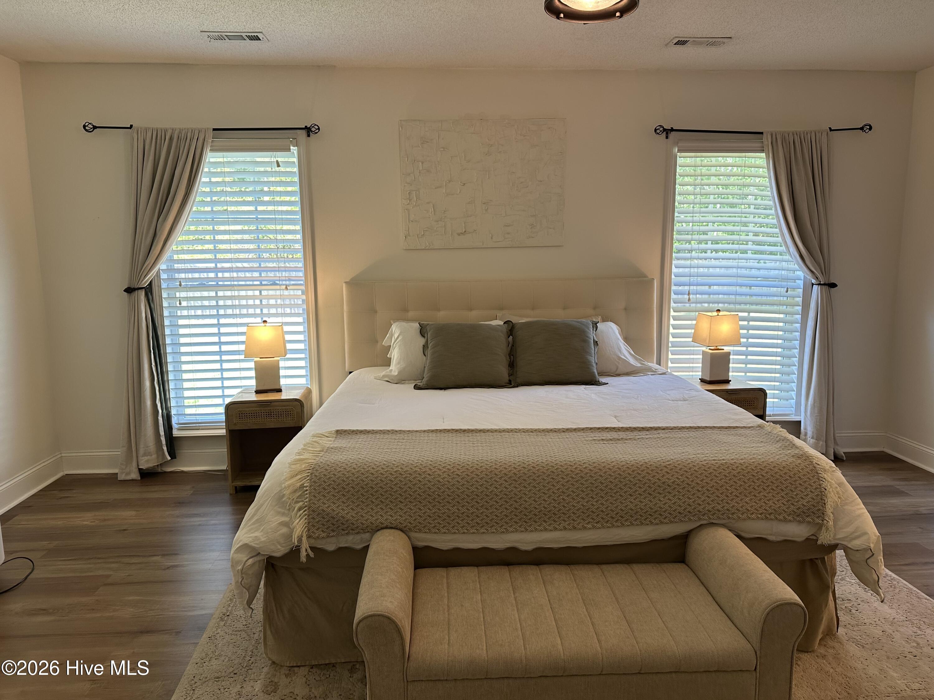 100565876 | Photo 23