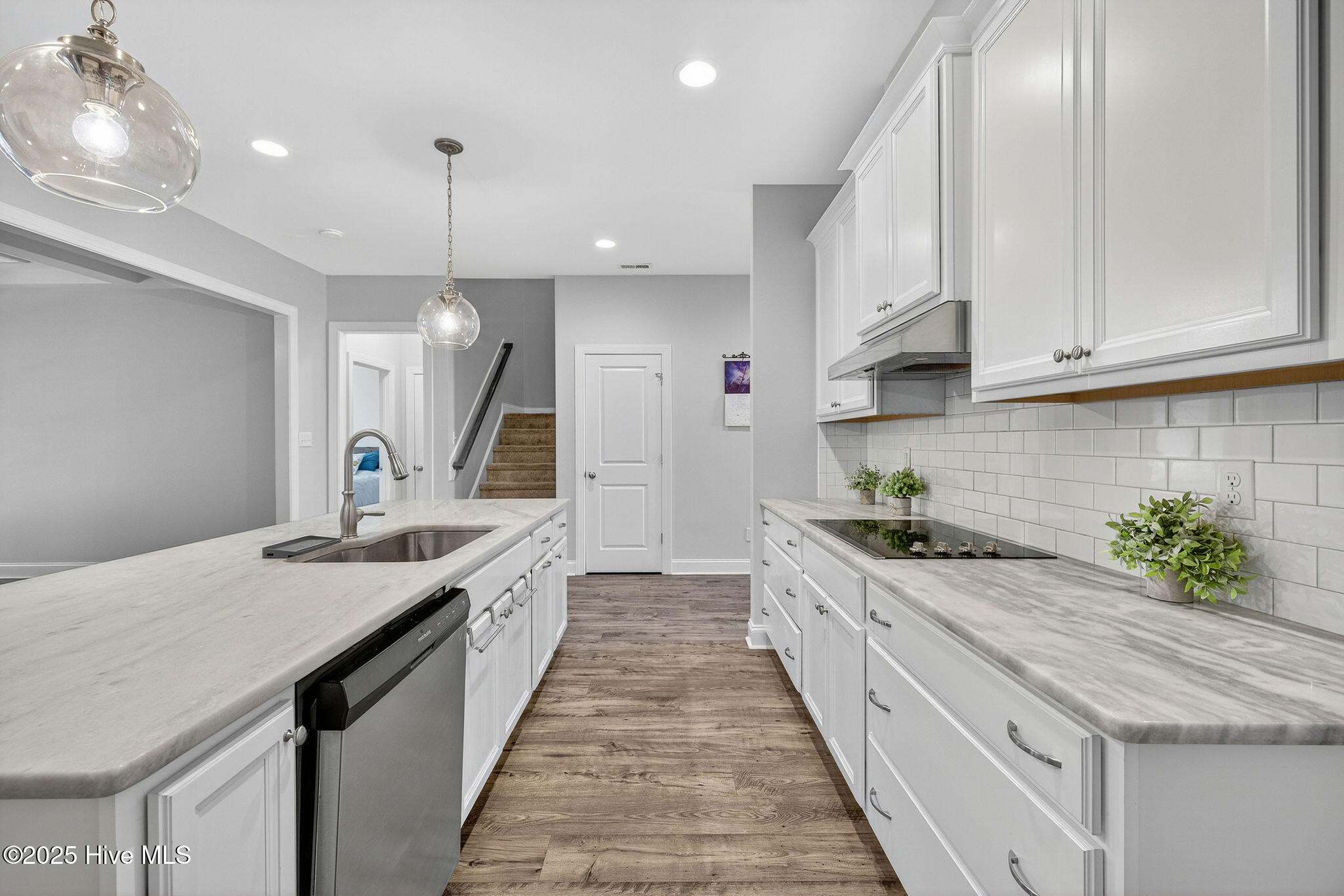 100541825 | Photo 12