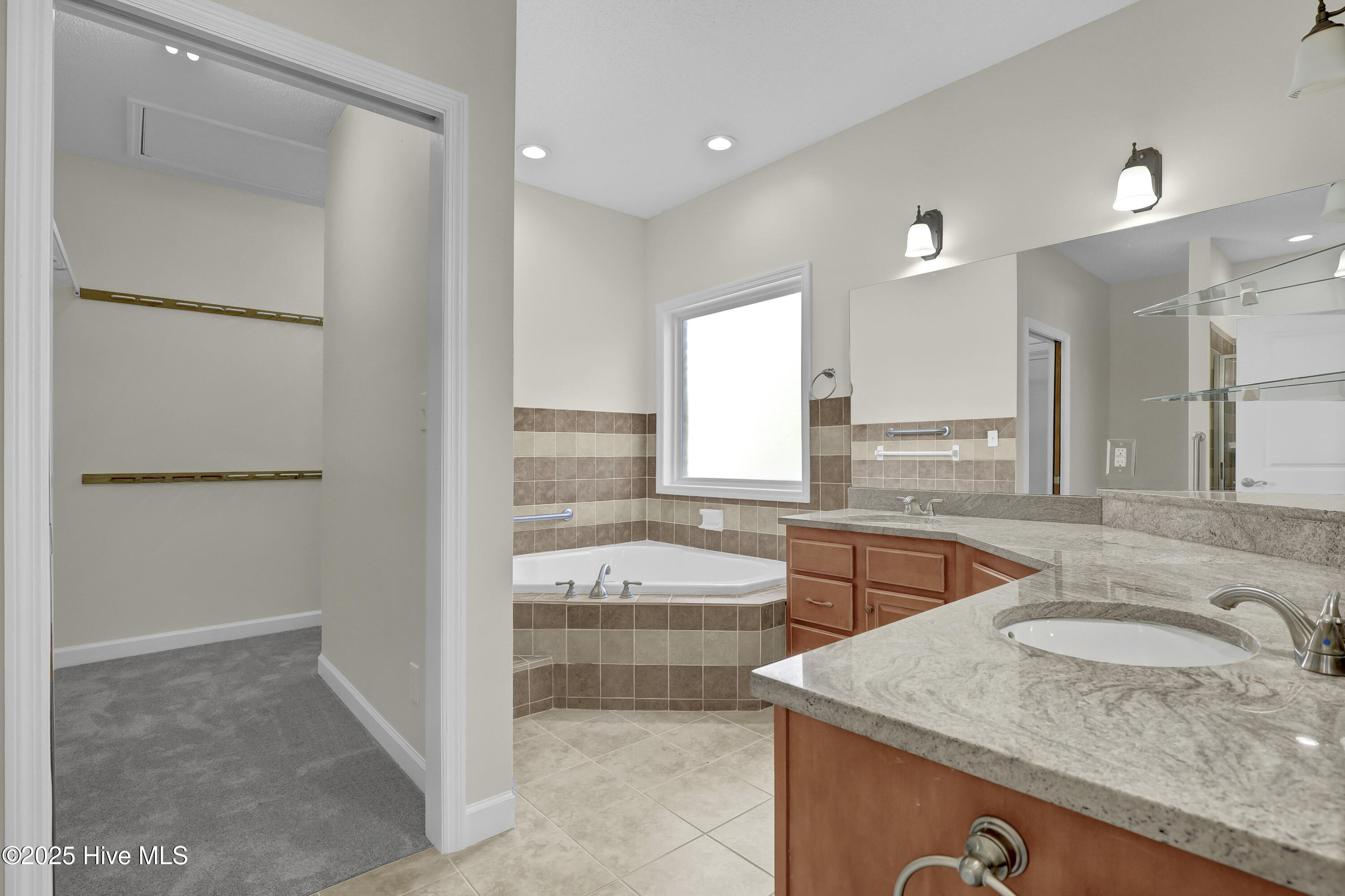 100539078 | Photo 16