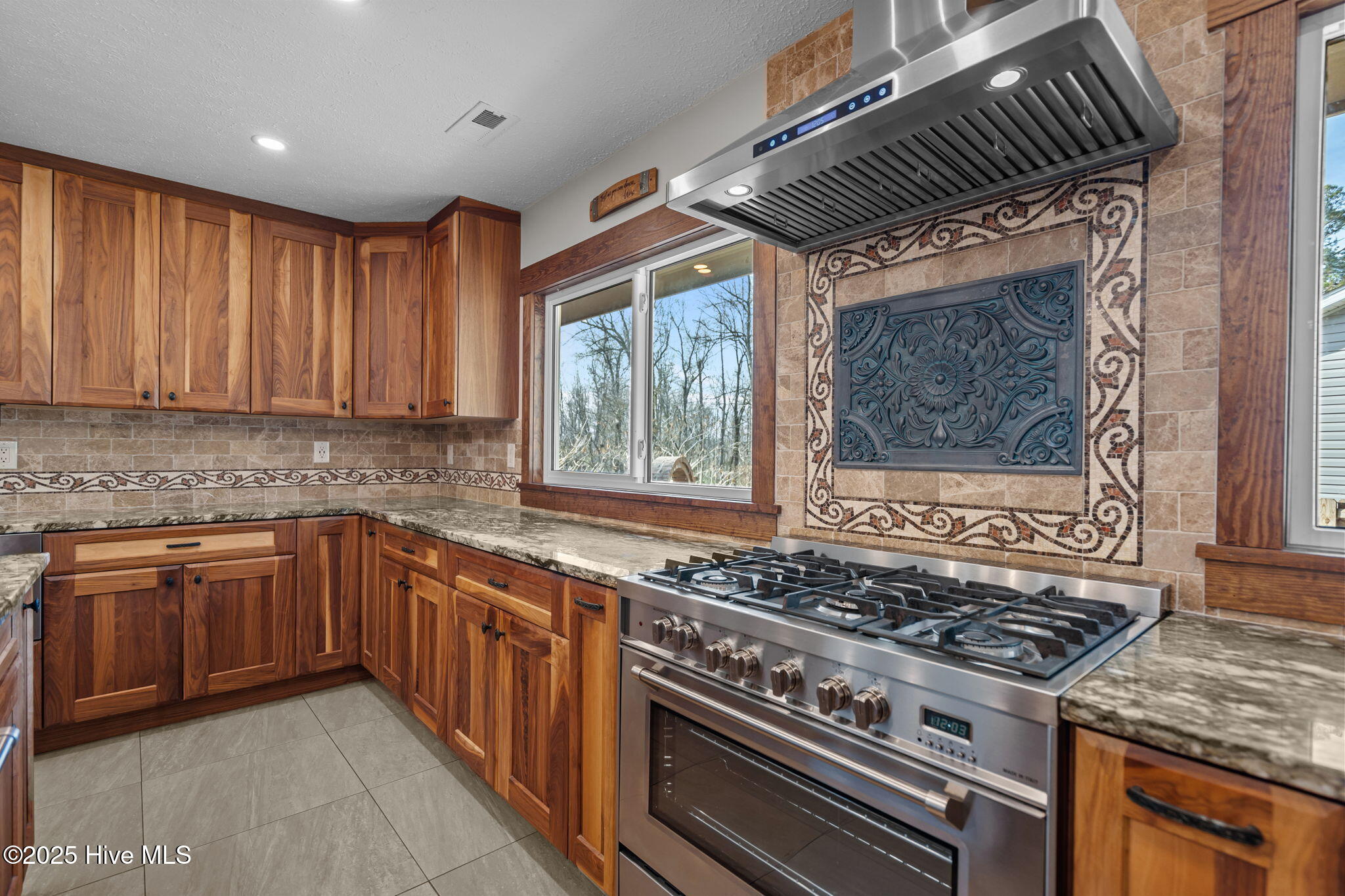 100536455 | Photo 24