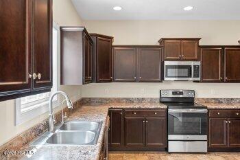 100561978 | Photo 11