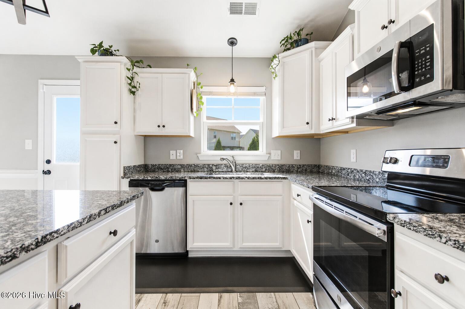 100568951 | Photo 19