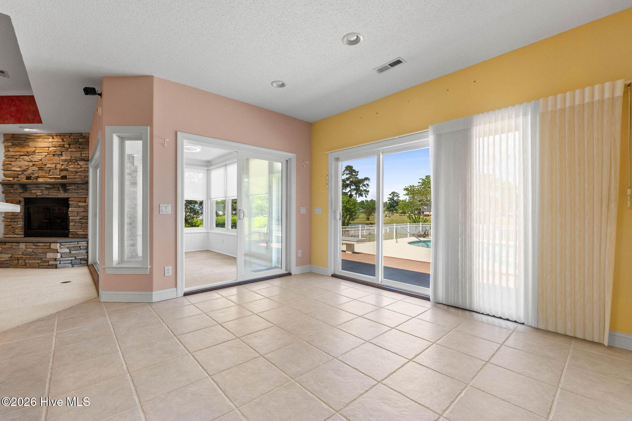 100567537 | Photo 32