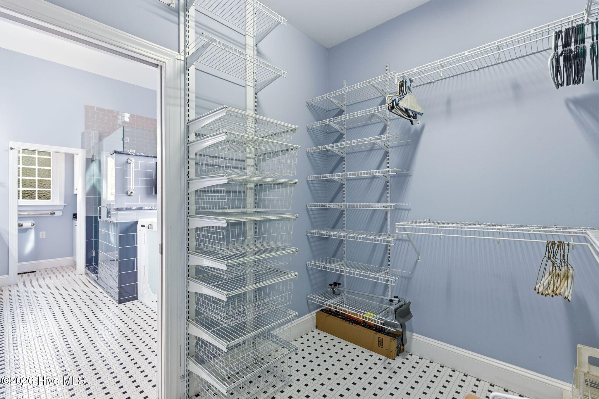 100561180 | Photo 51