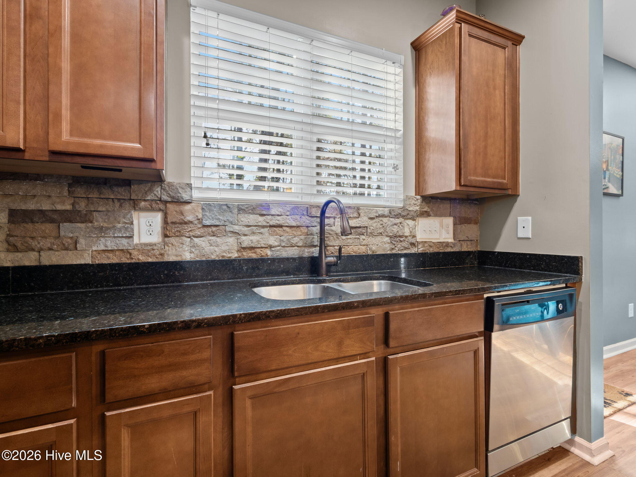 100548967 | Photo 38