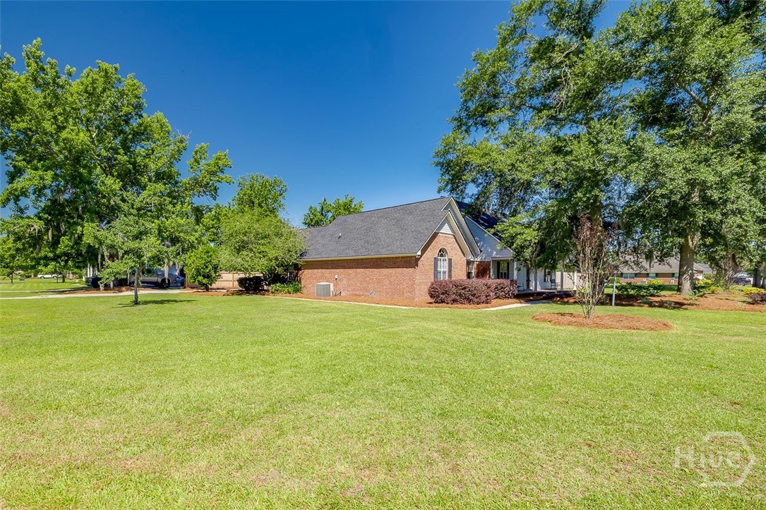 LARGE SIDE YARD