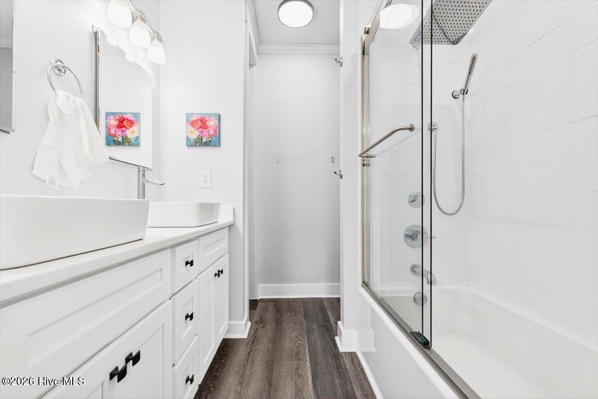 100548437 | Photo 32