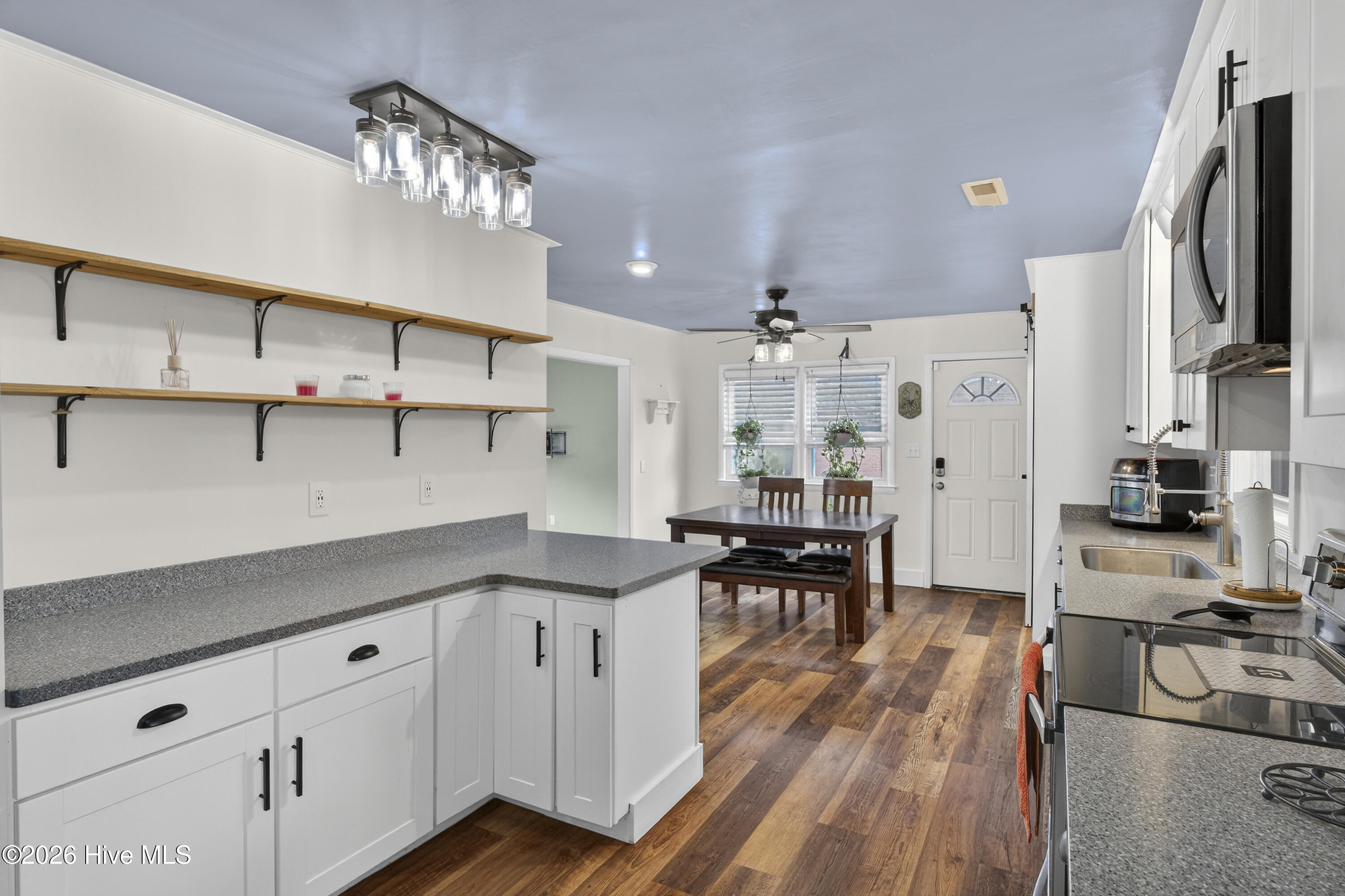 100558710 | Photo 24