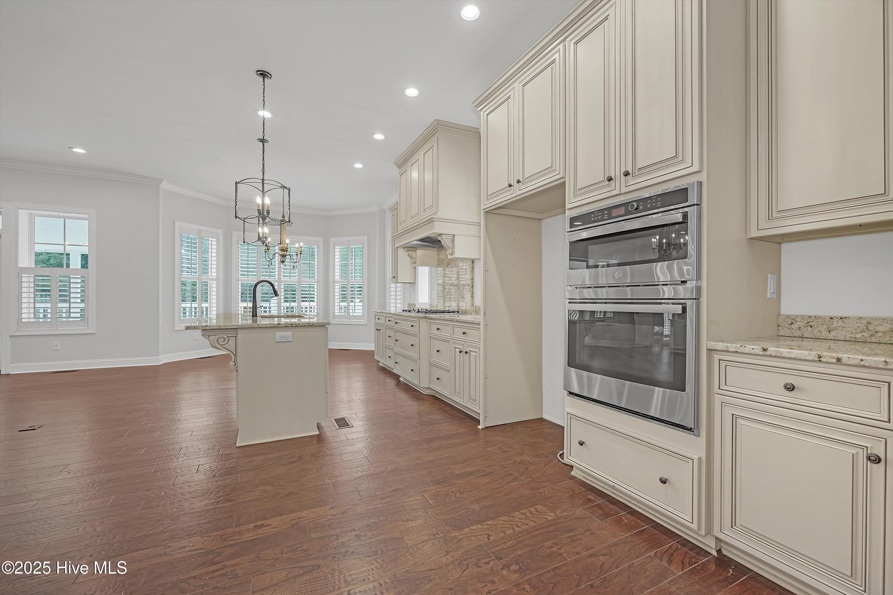 100537477 | Photo 21