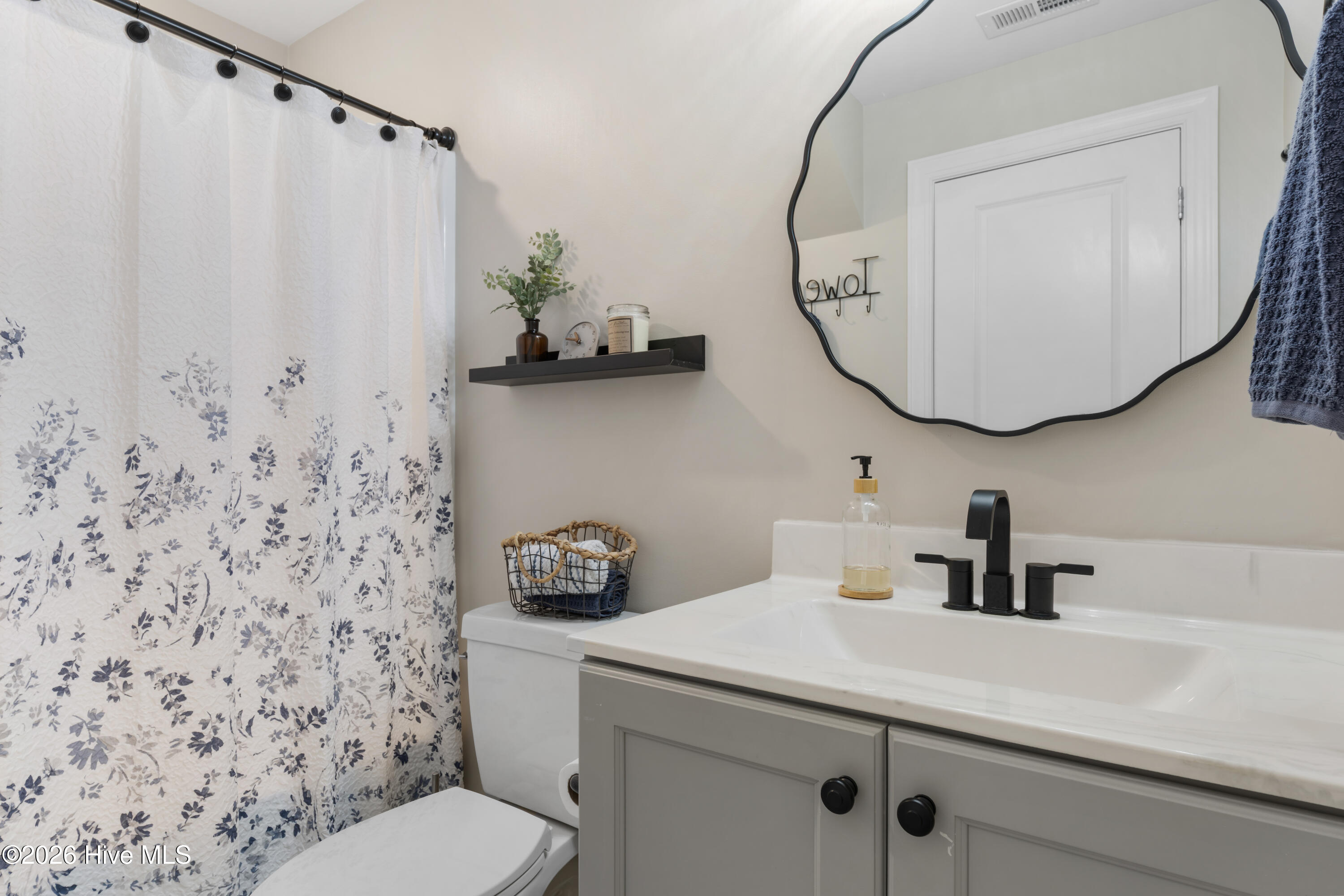 100561487 | Photo 23