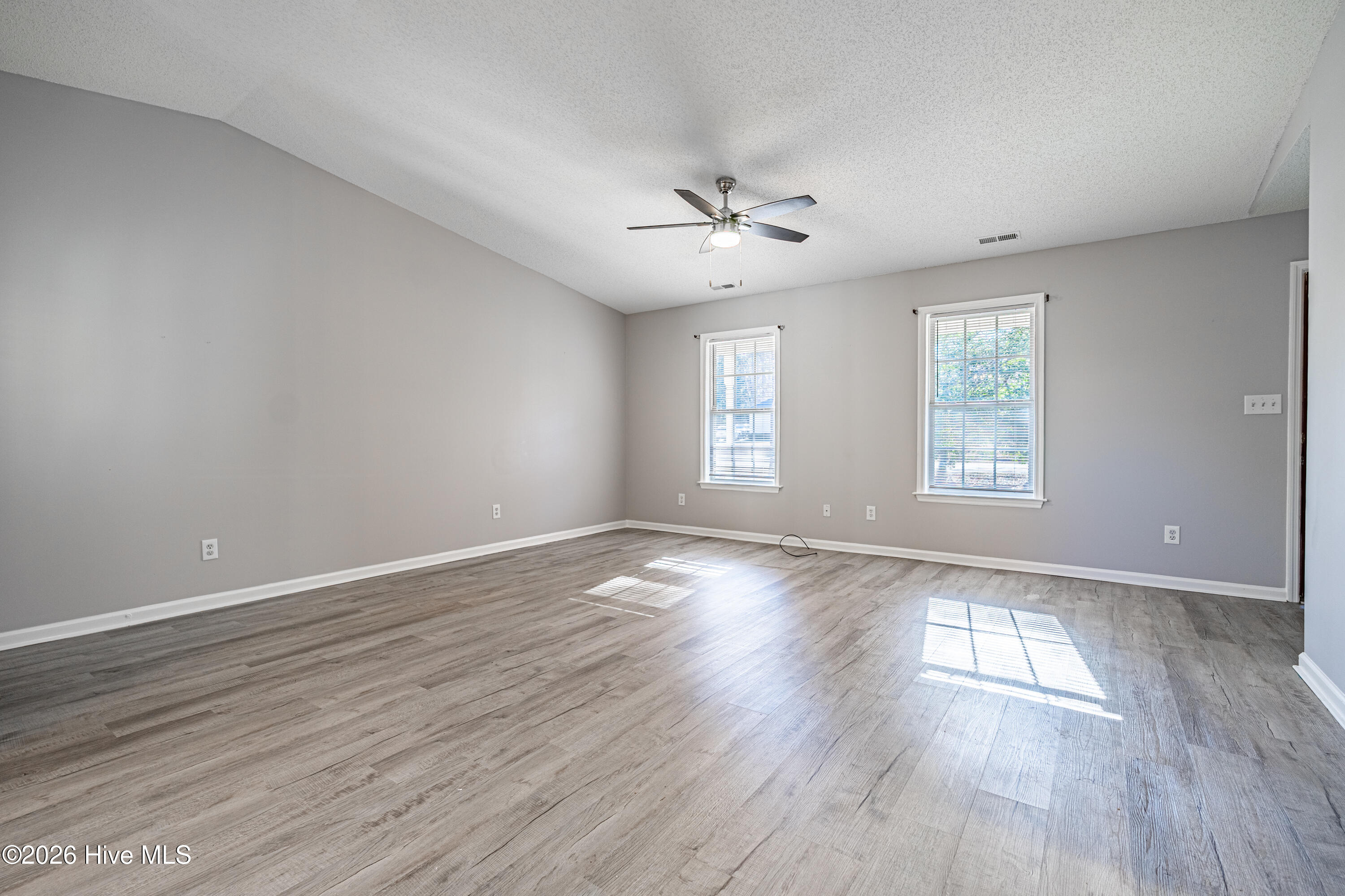 100557378 | Photo 44