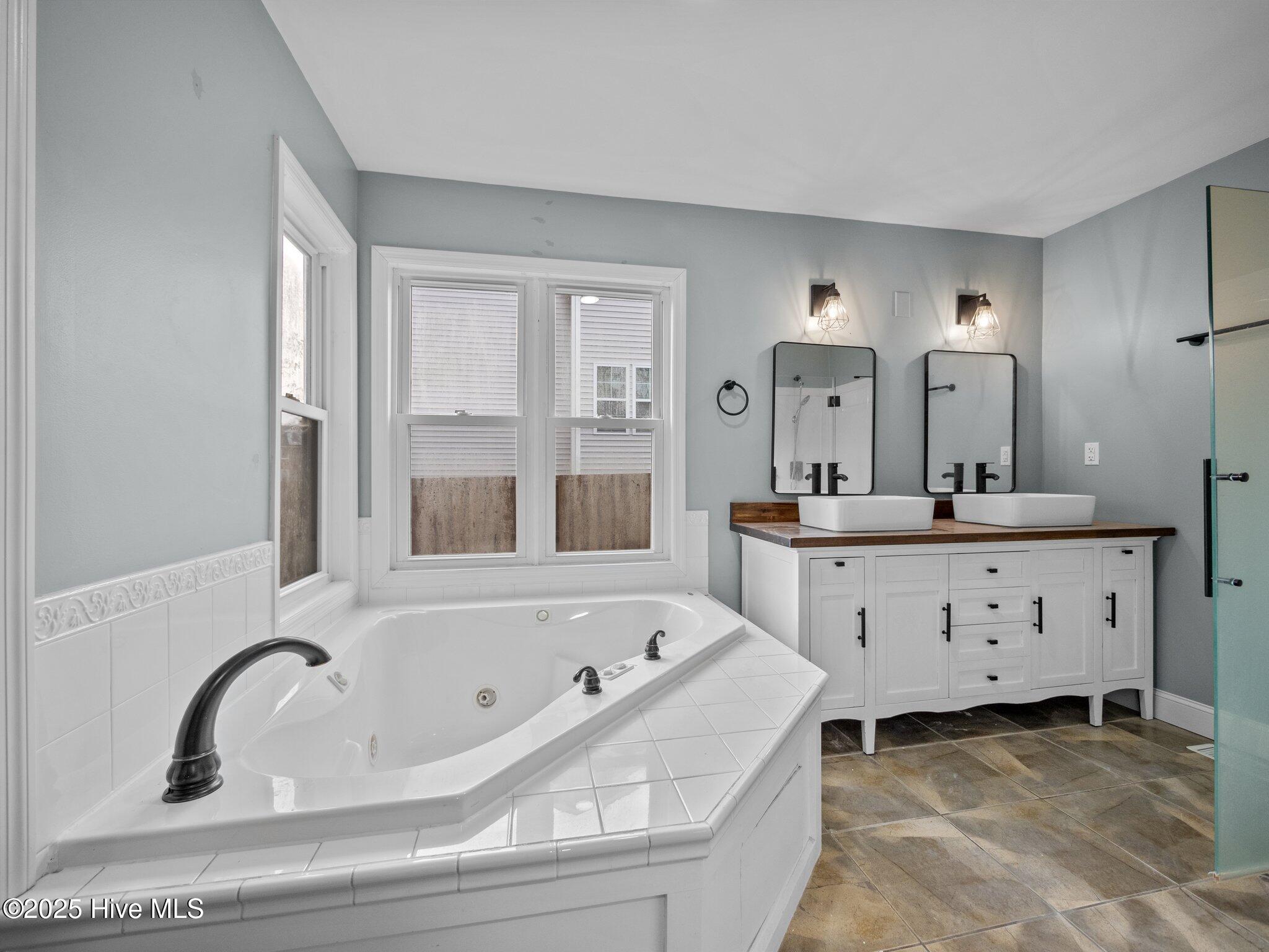 100559865 | Photo 15