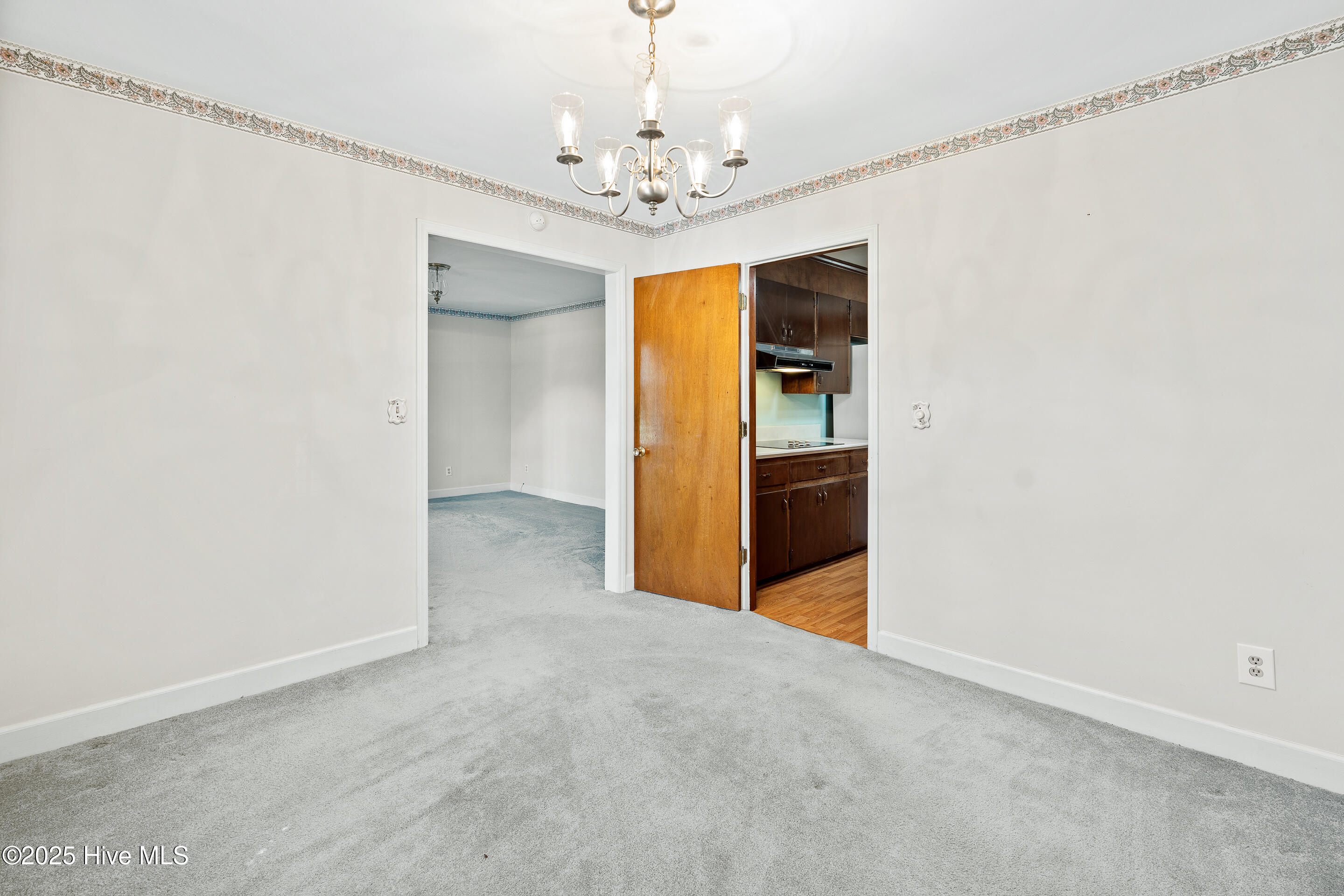 100536869 | Photo 15