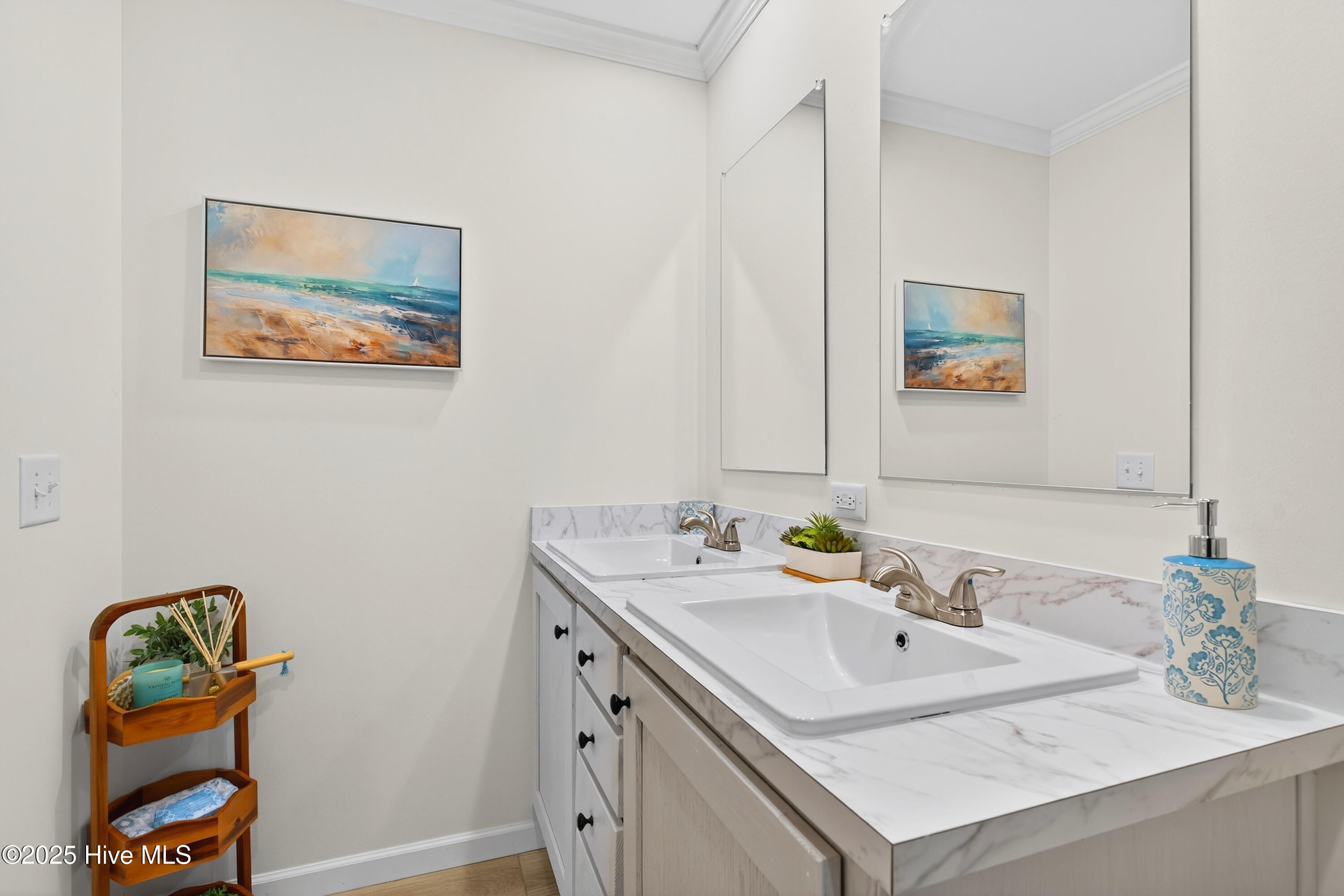 100542512 | Photo 35