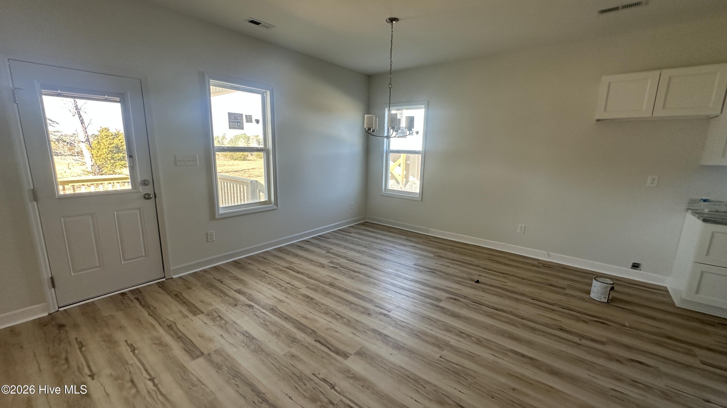 100558680 | Photo 11