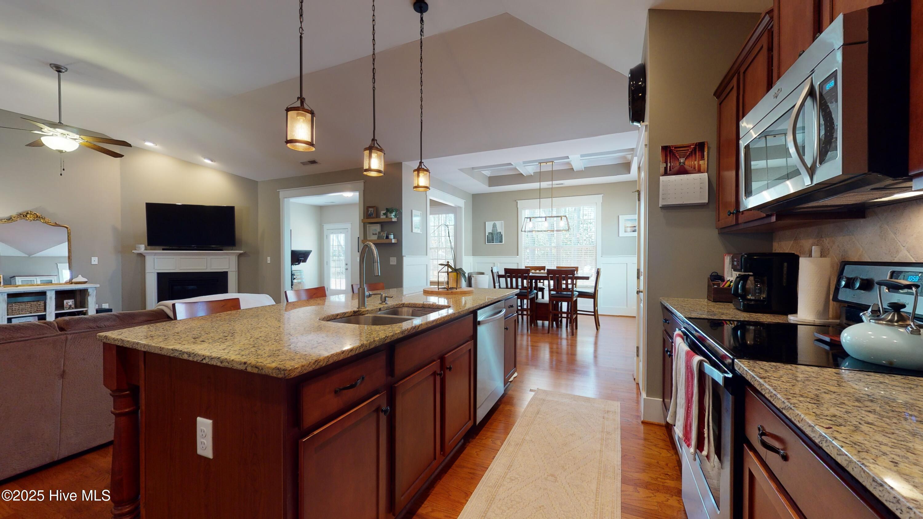 100570166 | Photo 38