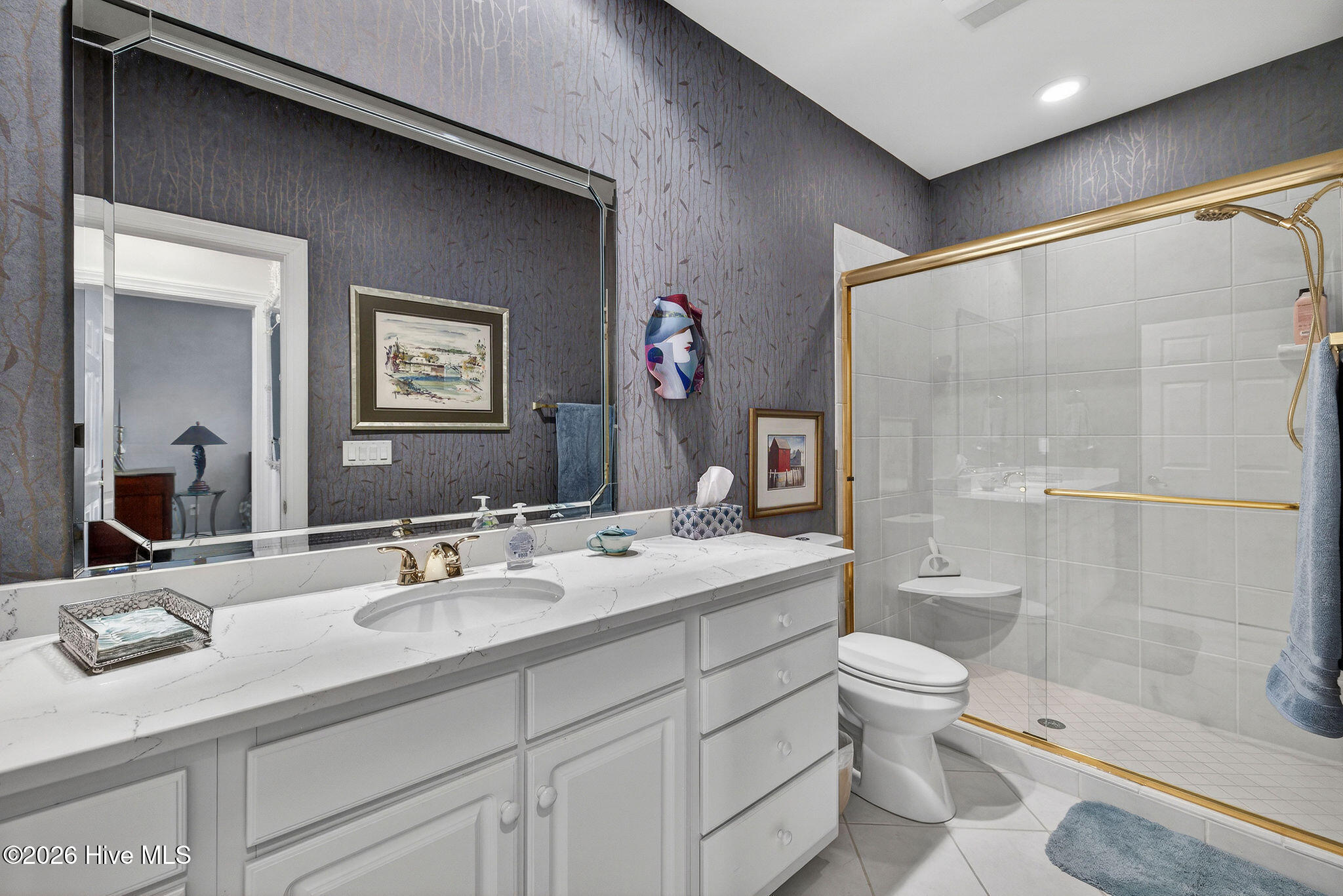 100565990 | Photo 40