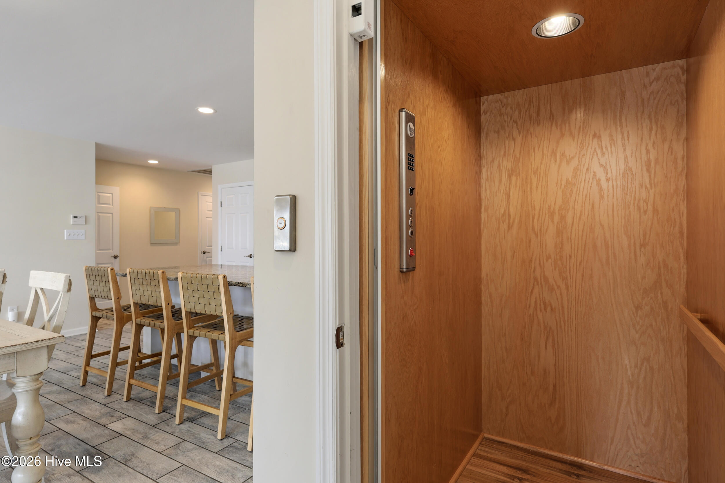 100561472 | Photo 10