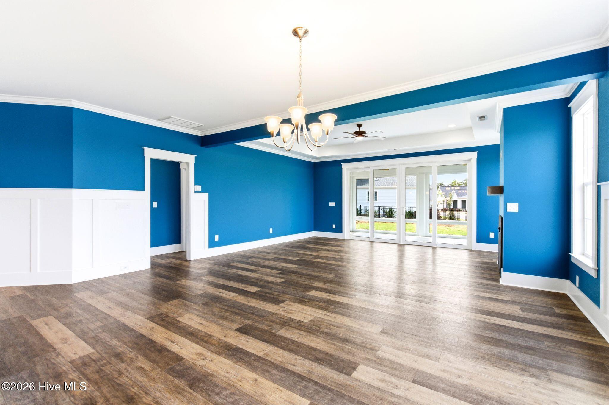 100565935 | Photo 18