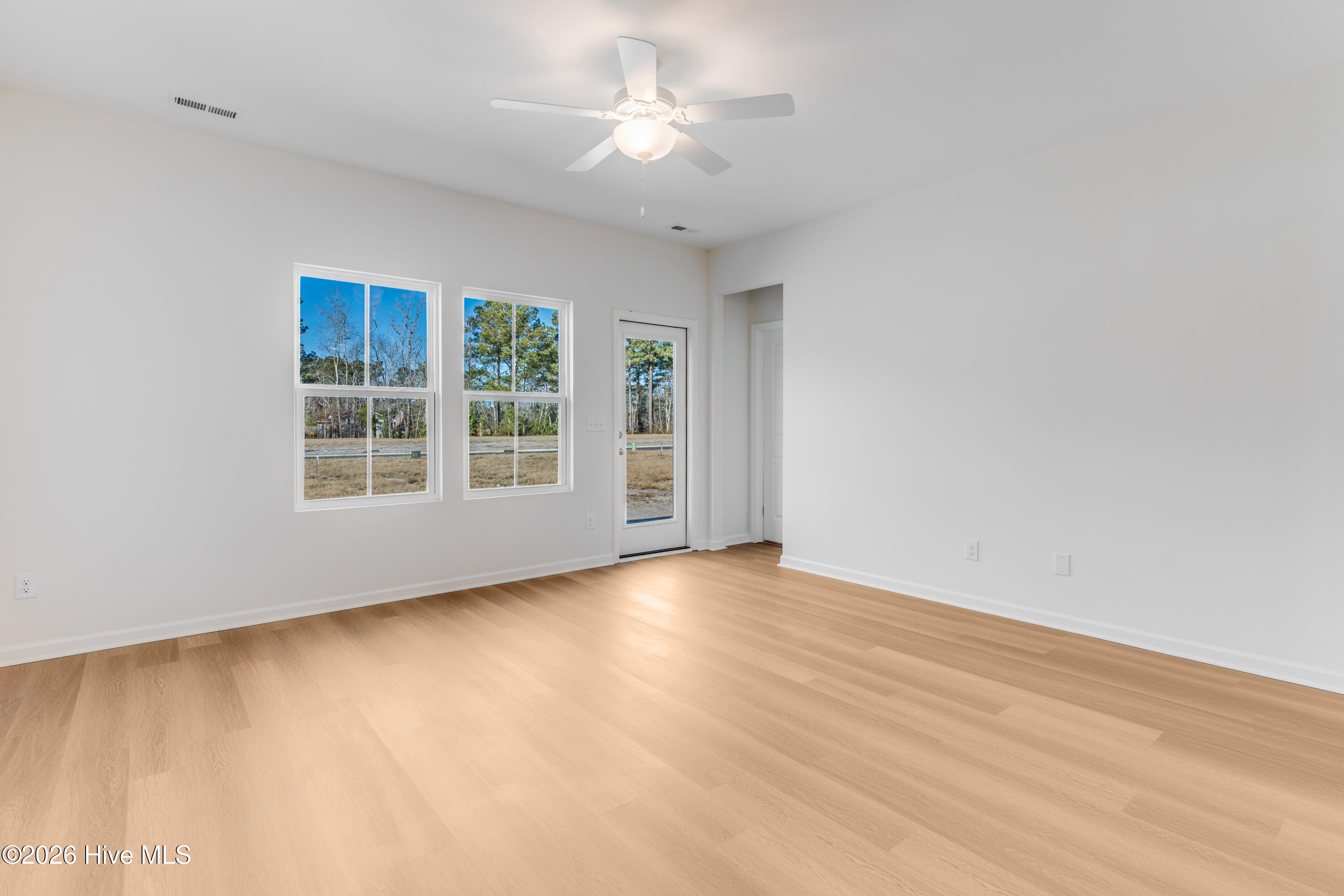 100563545 | Photo 15