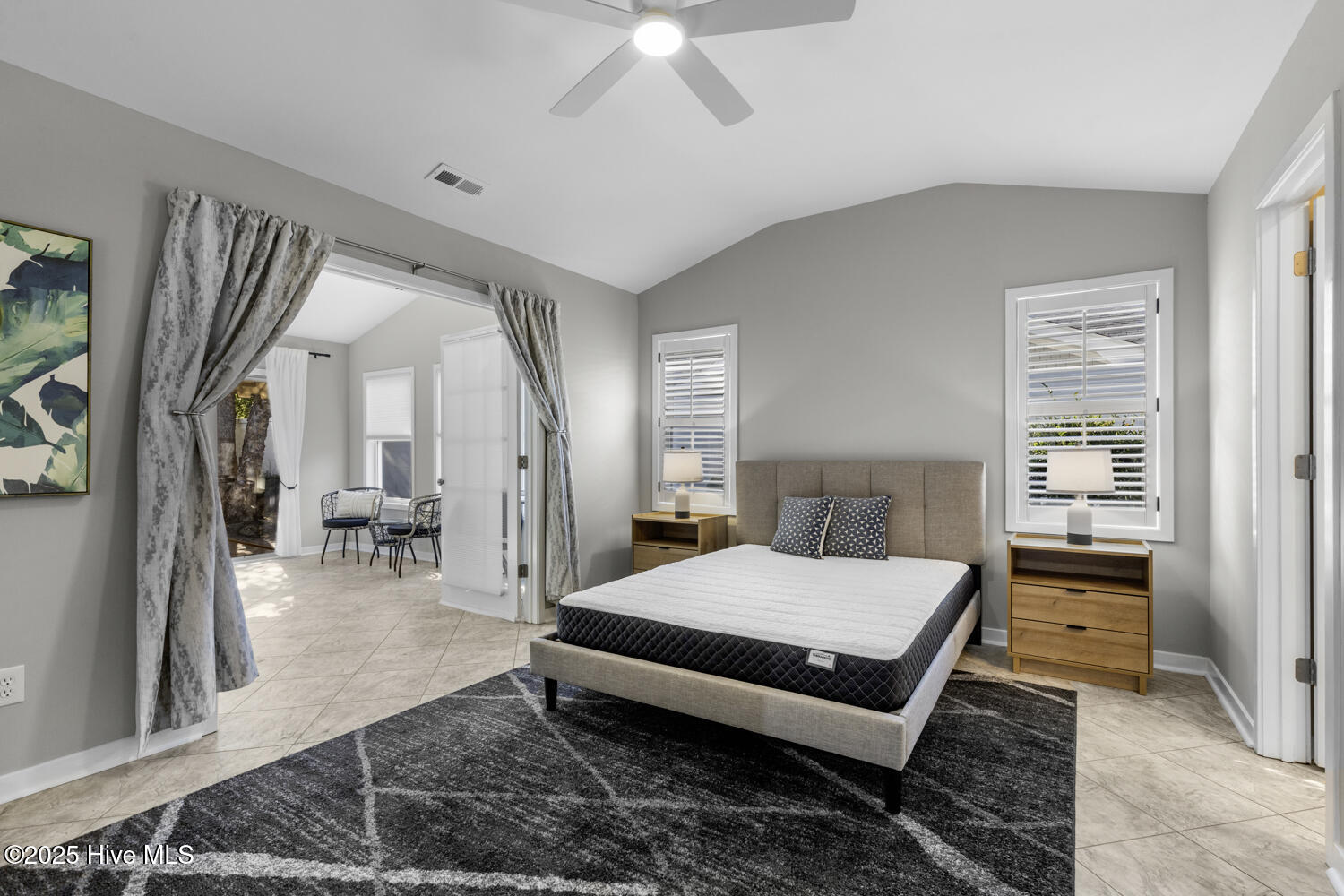 100535668 | Photo 24